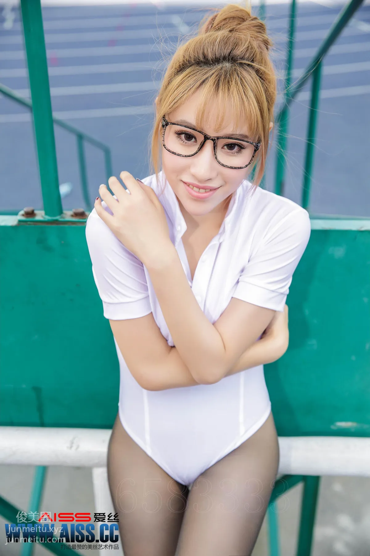 AISS愛絲 黃金會員版 F5026 操場上的直穿少女 [101P] 36