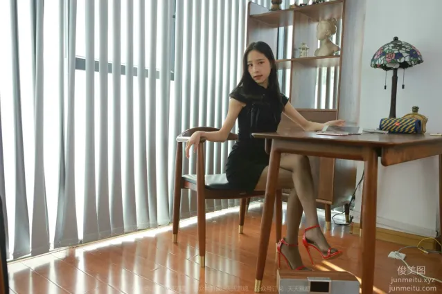 [IESS異思趣向] 2022.01.24 絲享家992：美子《辦公桌下的紅色》[106P]