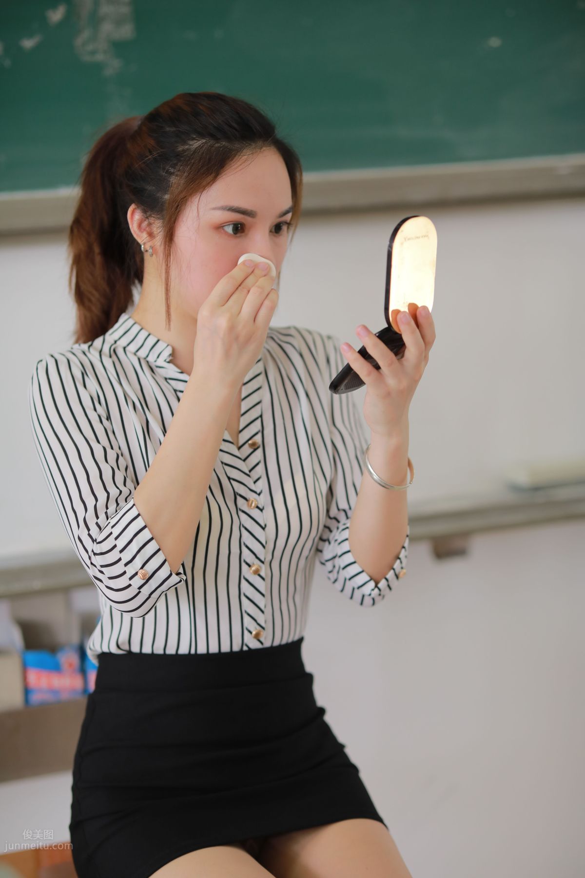 [魔鏡街拍] 021 制服包臀裙小姐姐2 教室 183