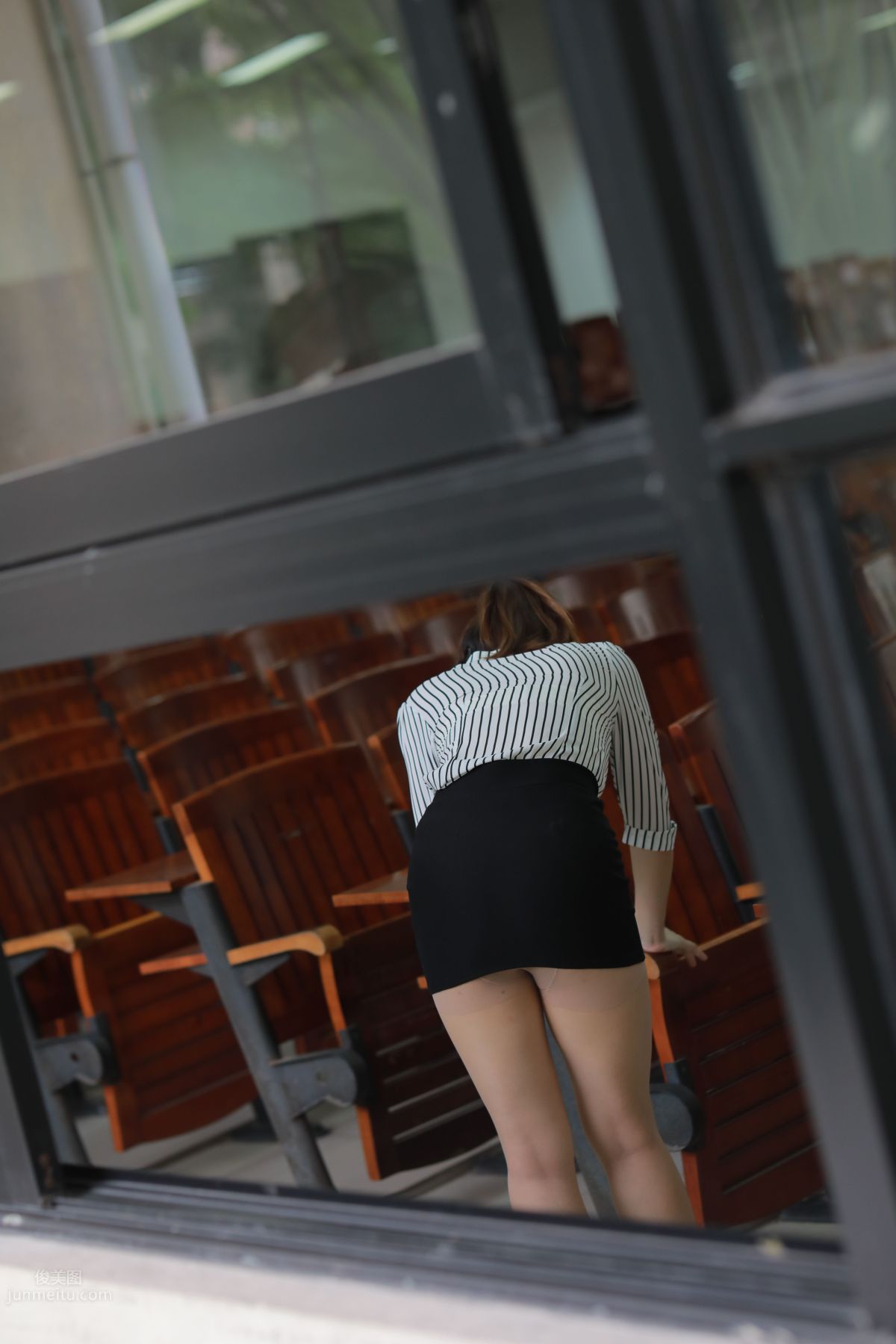 [魔鏡街拍] 021 制服包臀裙小姐姐2 教室 193