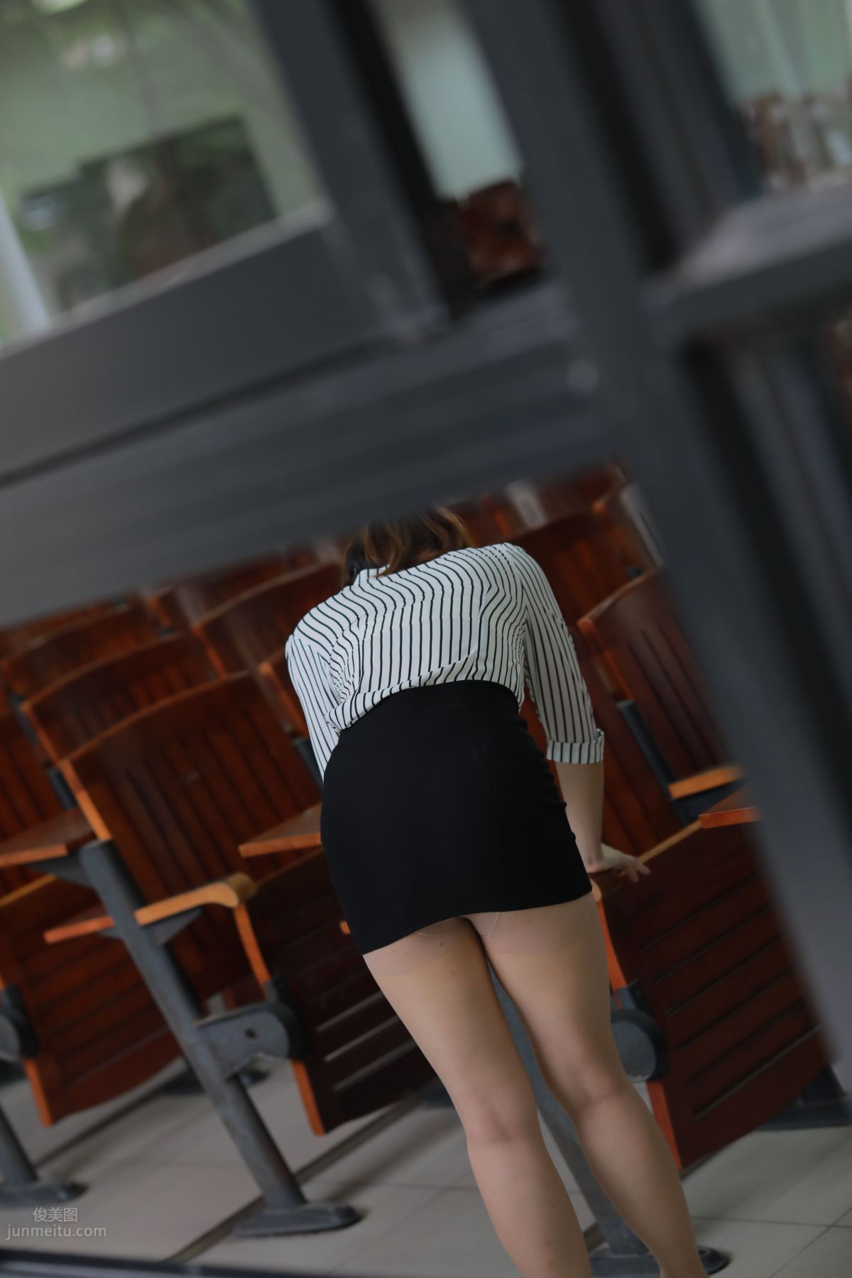 [魔鏡街拍] 021 制服包臀裙小姐姐2 教室 194