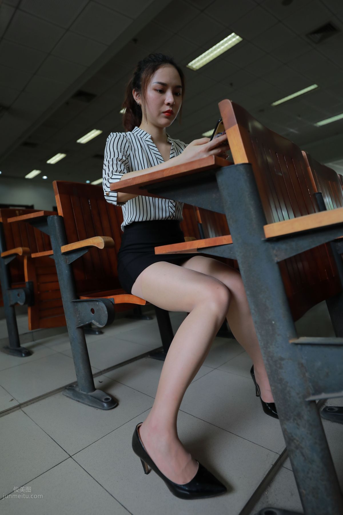 [魔鏡街拍] 021 制服包臀裙小姐姐2 教室 215