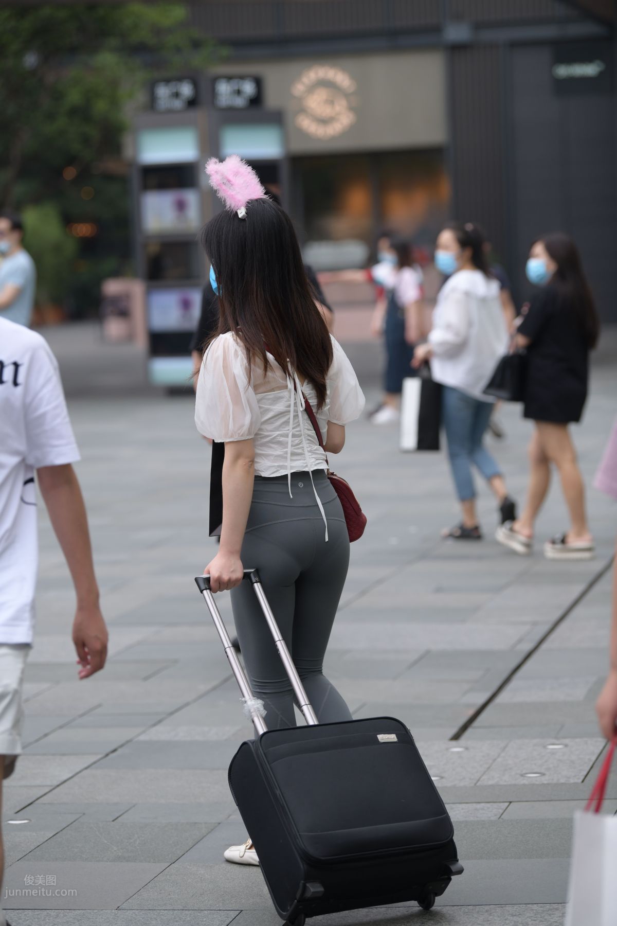 [魔鏡街拍] 054 街拍緊身褲小姐姐 30