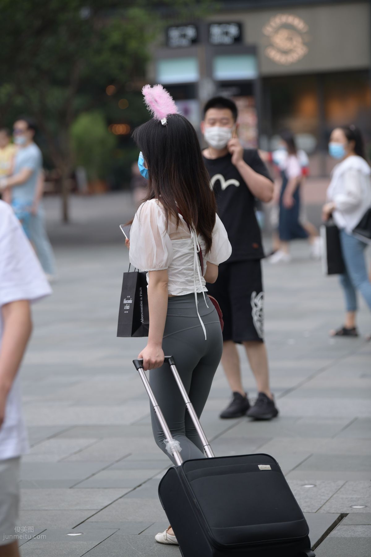 [魔鏡街拍] 054 街拍緊身褲小姐姐 32