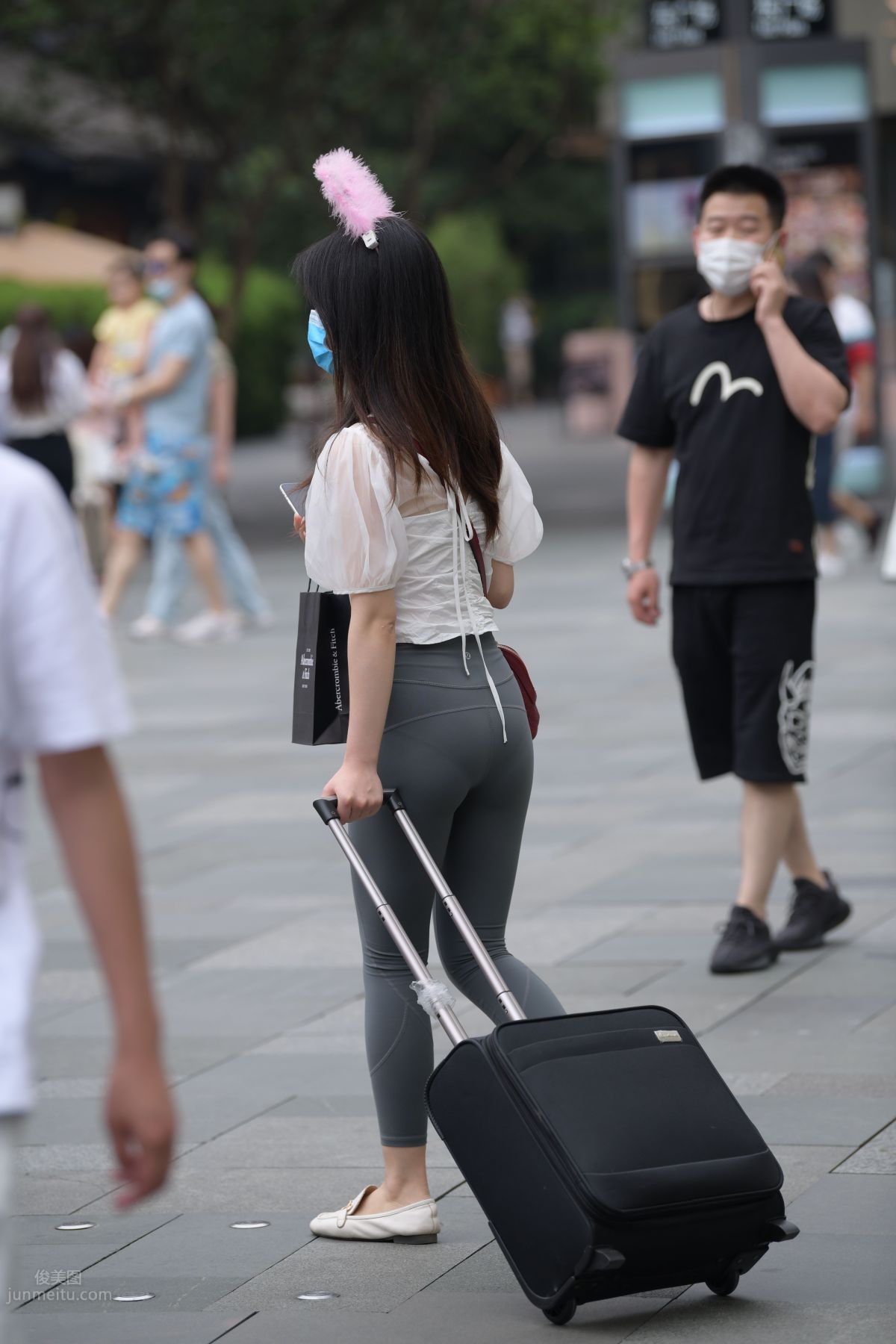 [魔鏡街拍] 054 街拍緊身褲小姐姐 35
