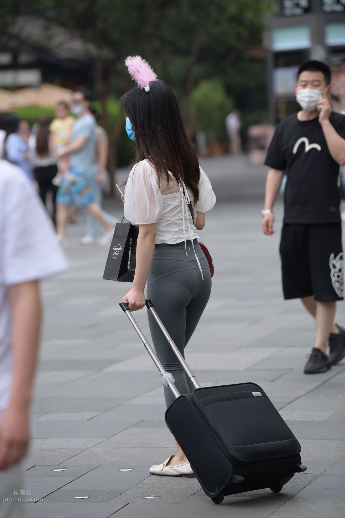 [魔鏡街拍] 054 街拍緊身褲小姐姐 36