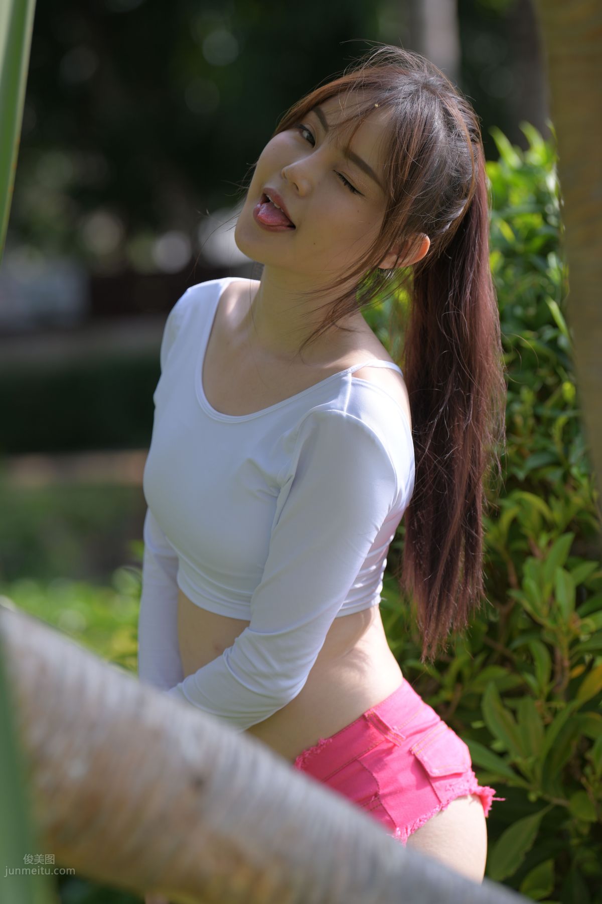 [魔鏡街拍] 060 粉紅牛仔熱褲小姐姐2 40