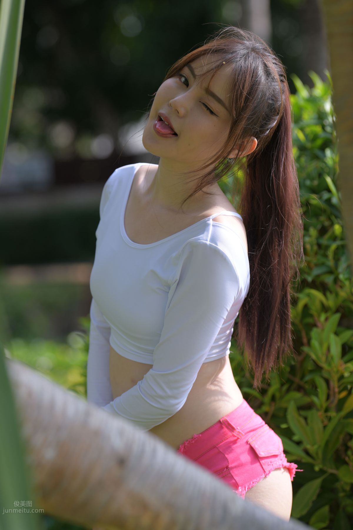 [魔鏡街拍] 060 粉紅牛仔熱褲小姐姐2 42