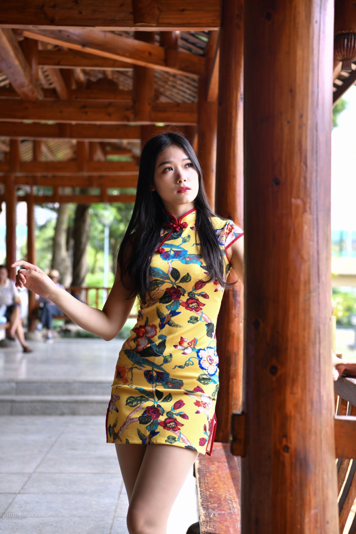 [魔鏡街拍] 063 性感包臀肉絲旗袍小姐姐在涼亭乘涼 31