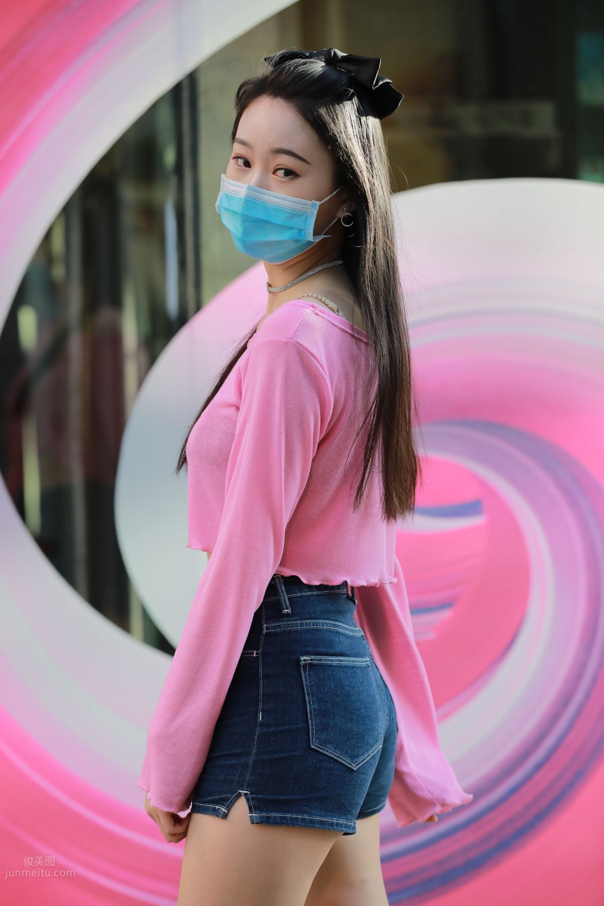 [魔鏡街拍] 070 玻璃街拍 牛仔熱褲美女 36