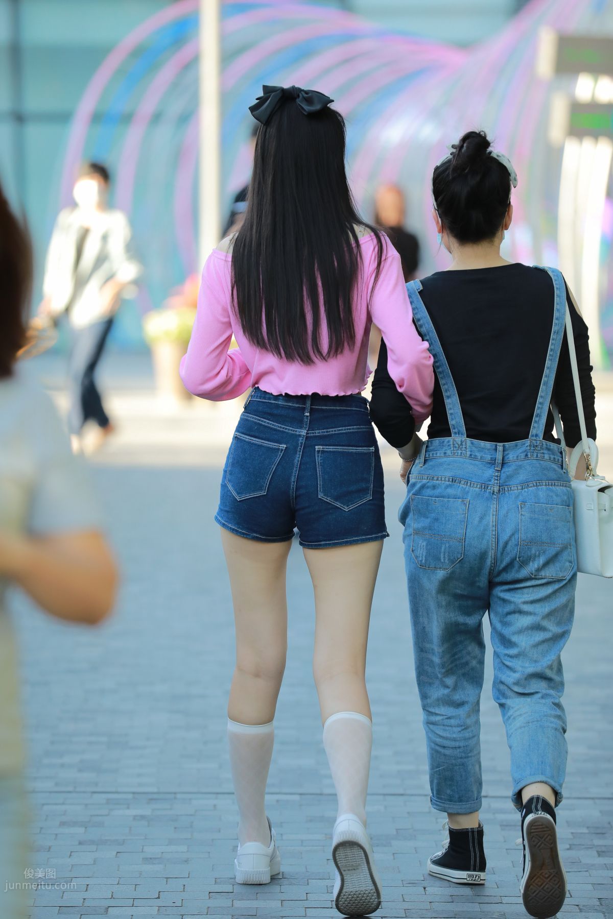 [魔鏡街拍] 070 玻璃街拍 牛仔熱褲美女 140