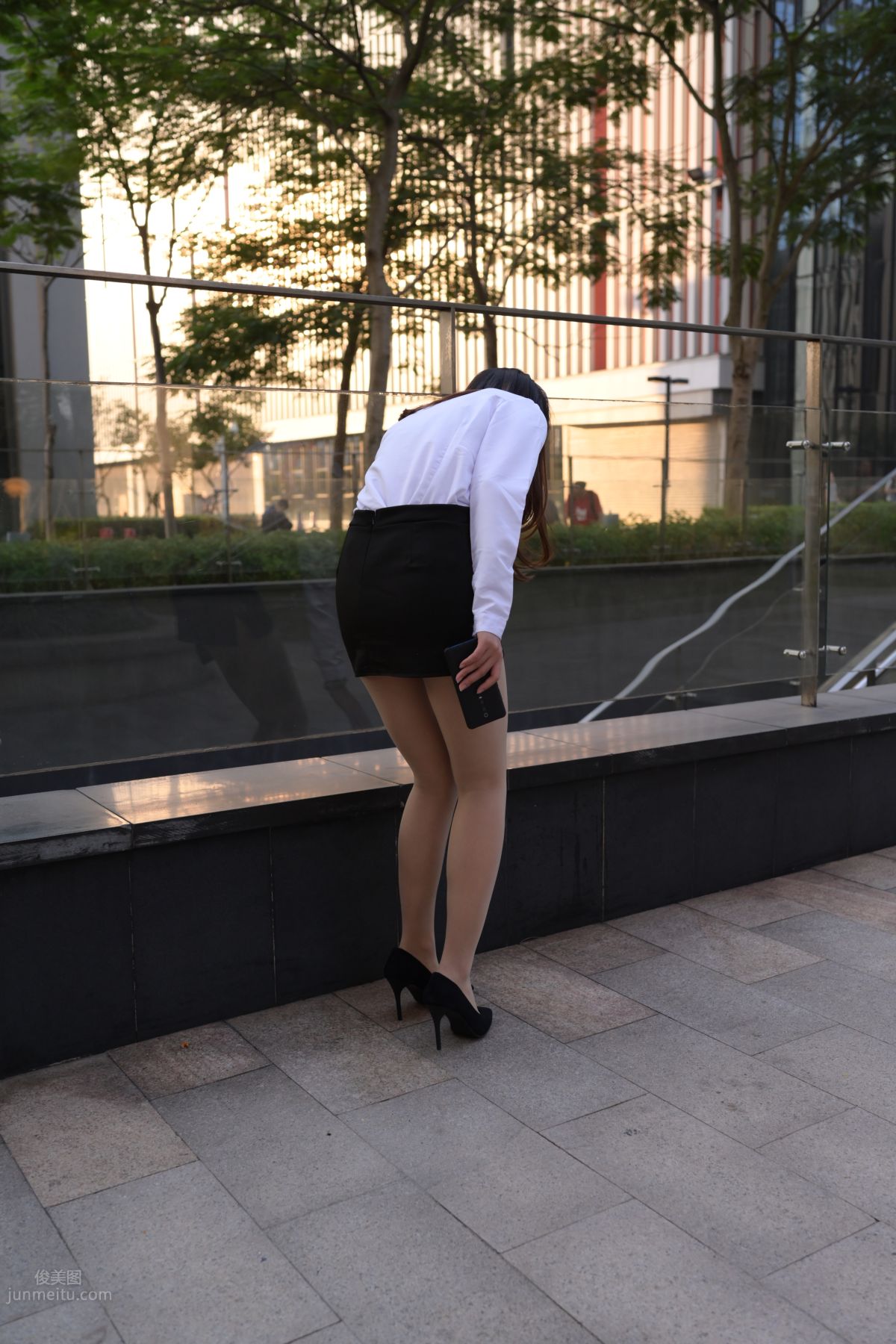 [魔鏡街拍] 082 SM_0006街拍肉絲高跟制服ol小姐姐 32