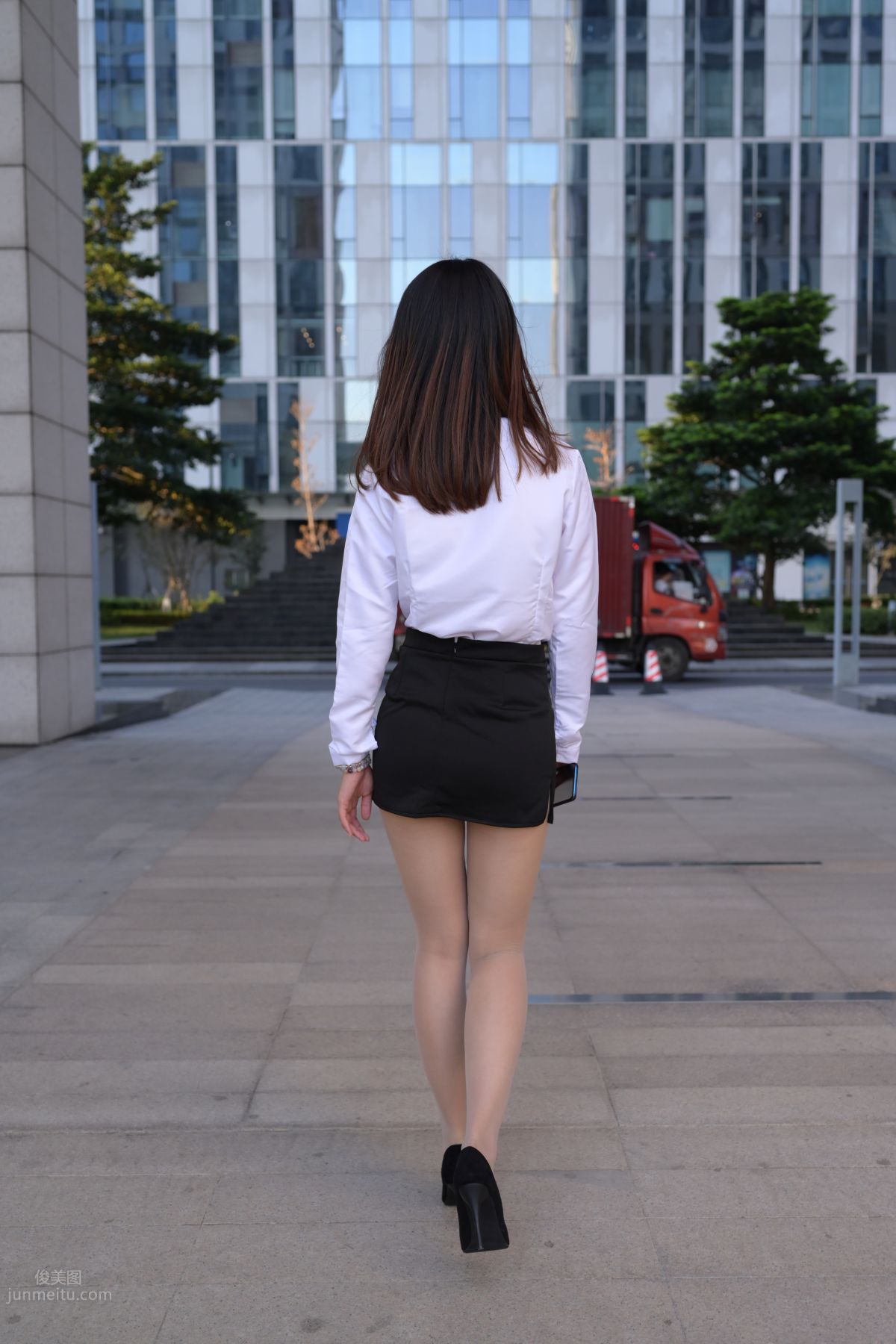[魔鏡街拍] 082 SM_0006街拍肉絲高跟制服ol小姐姐 20