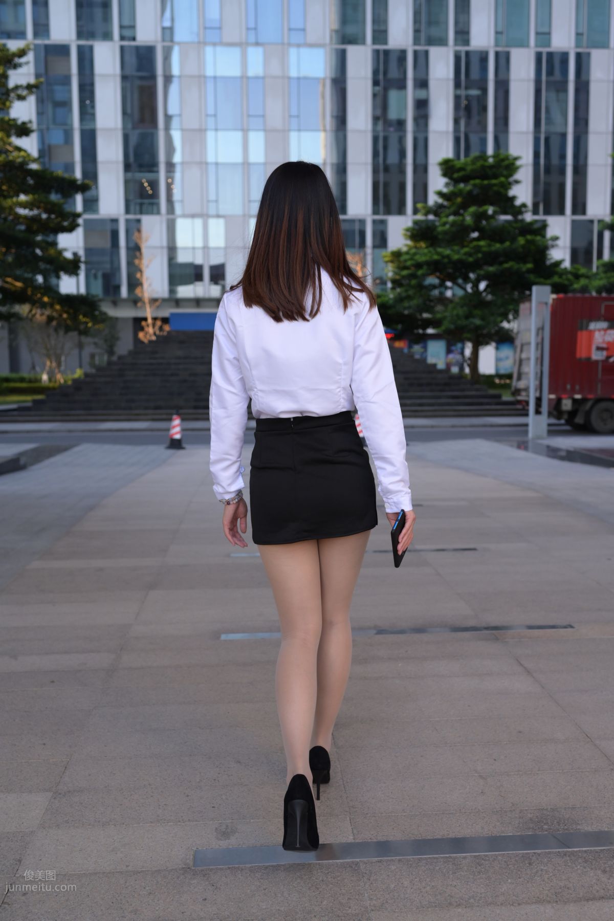 [魔鏡街拍] 082 SM_0006街拍肉絲高跟制服ol小姐姐 21