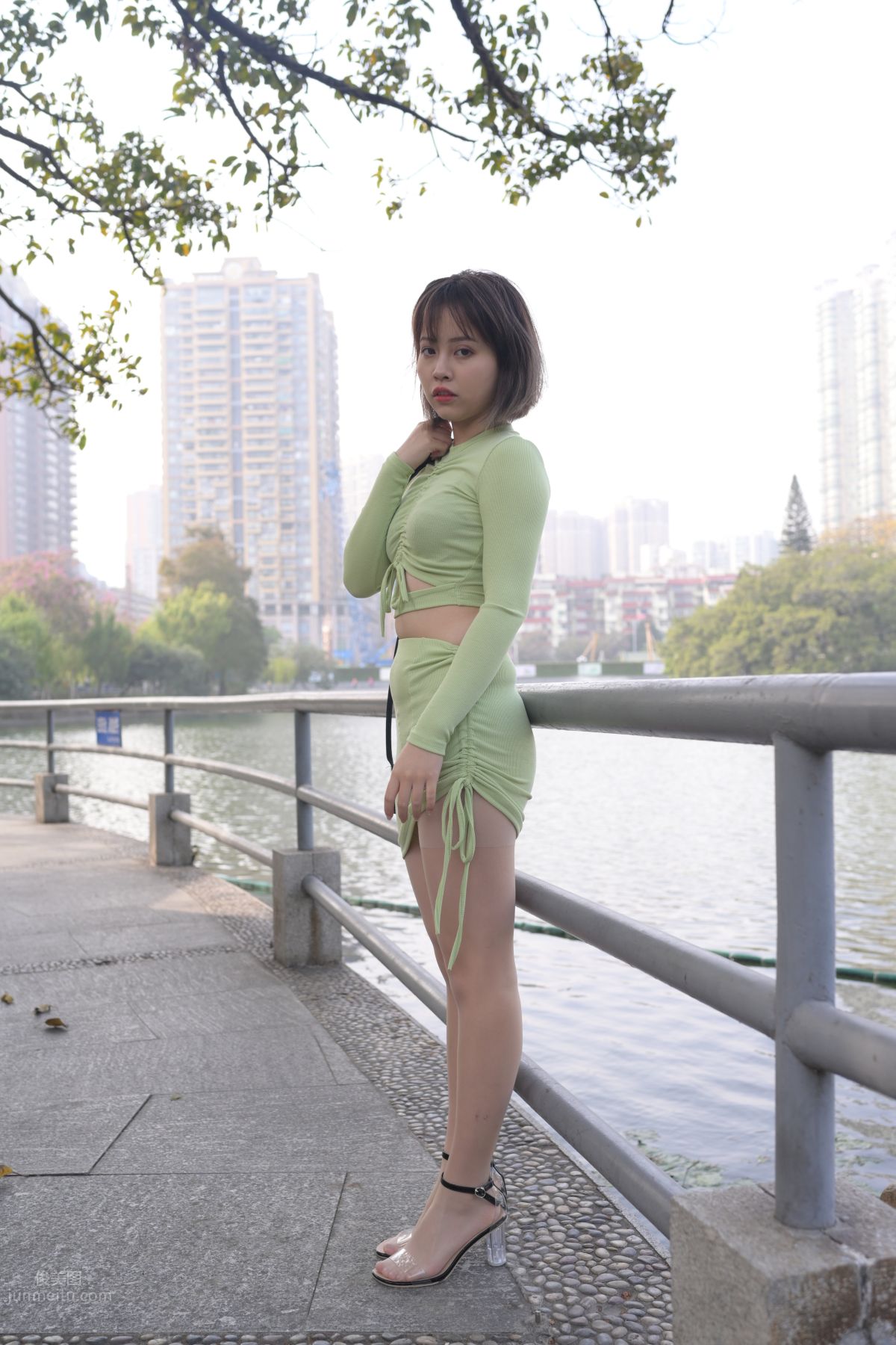 [魔鏡街拍] 083 SM_0007程生街拍 微胖的美女肉絲襪美腳特寫太性感 142