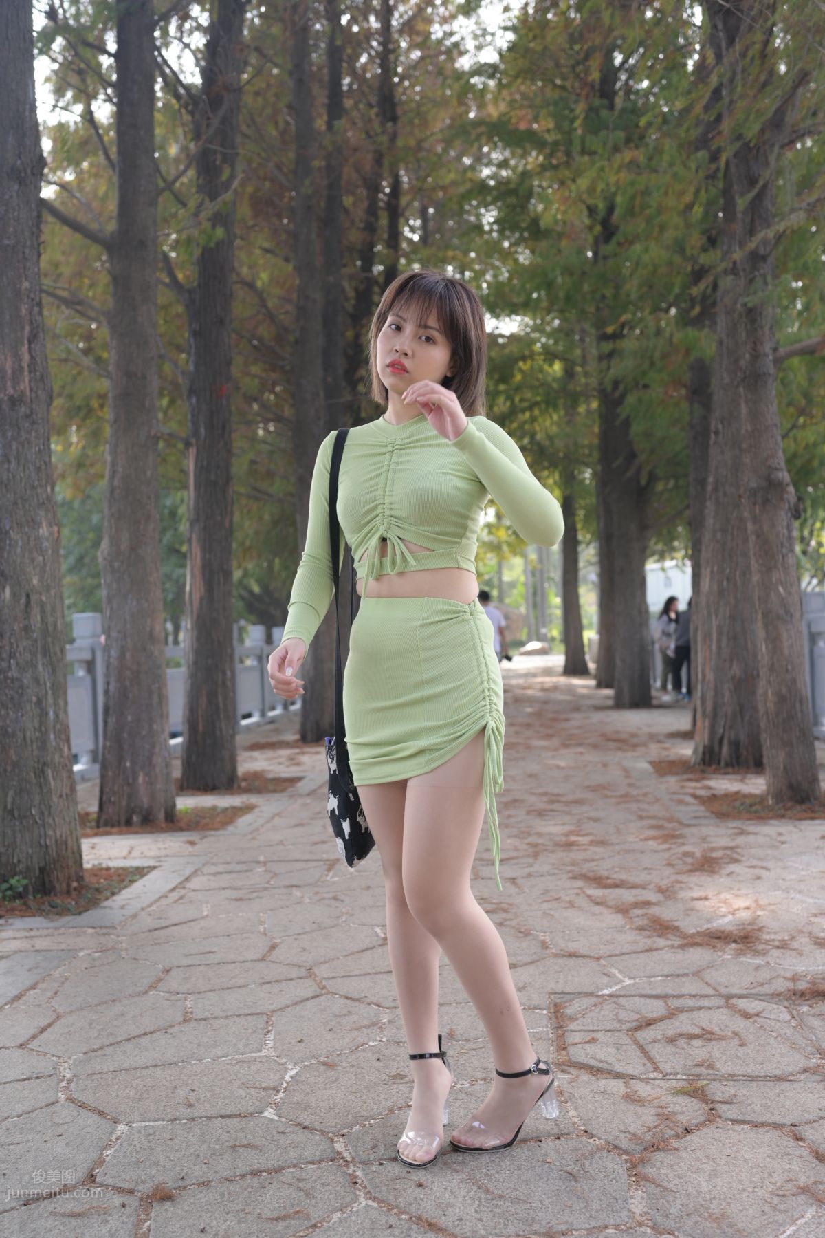[魔鏡街拍] 083 SM_0007程生街拍 微胖的美女肉絲襪美腳特寫太性感 200