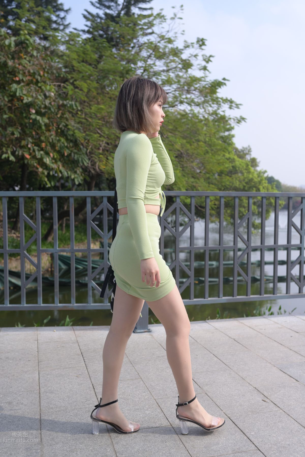 [魔鏡街拍] 083 SM_0007程生街拍 微胖的美女肉絲襪美腳特寫太性感 20