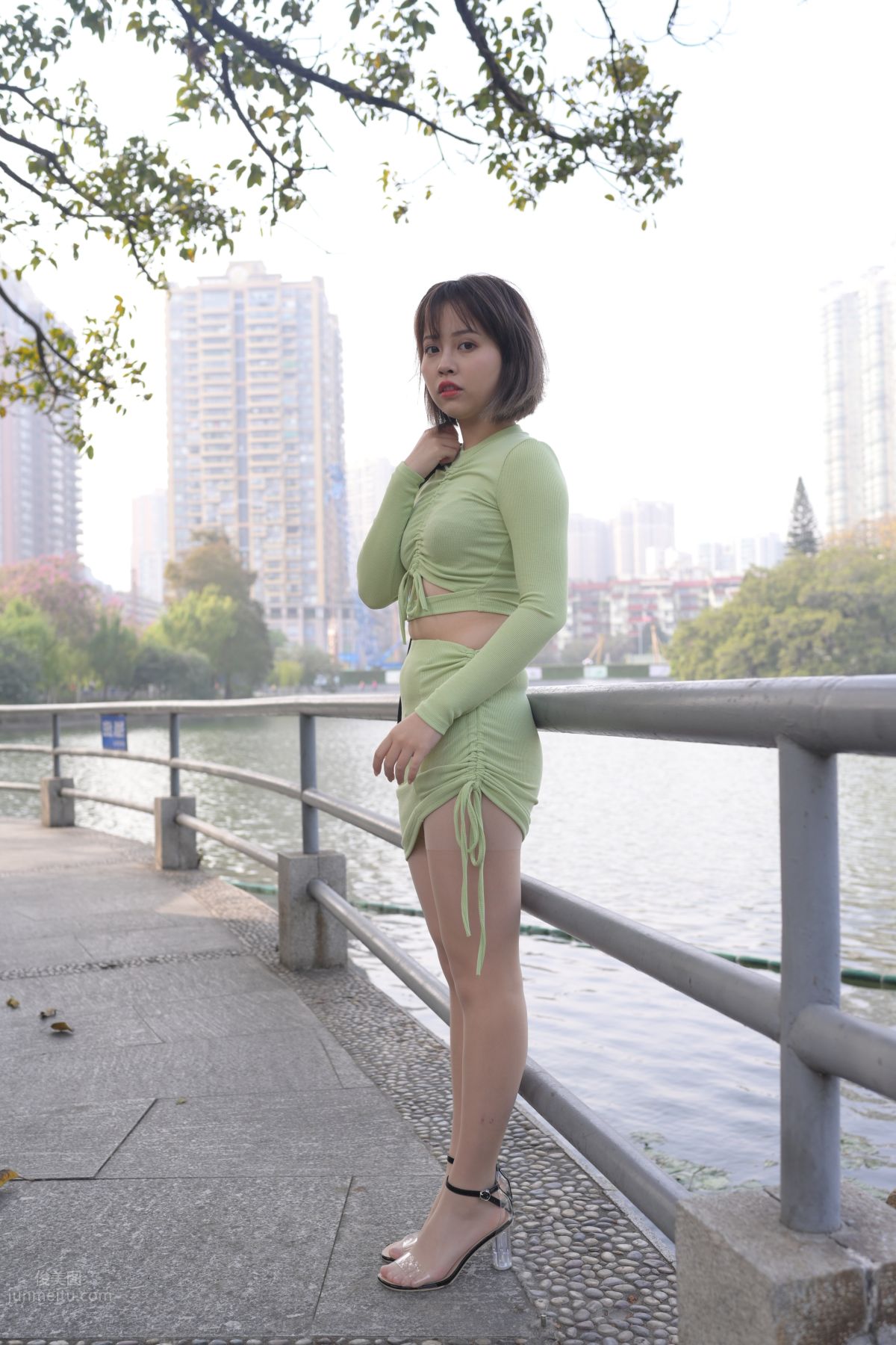 [魔鏡街拍] 083 SM_0007程生街拍 微胖的美女肉絲襪美腳特寫太性感 143