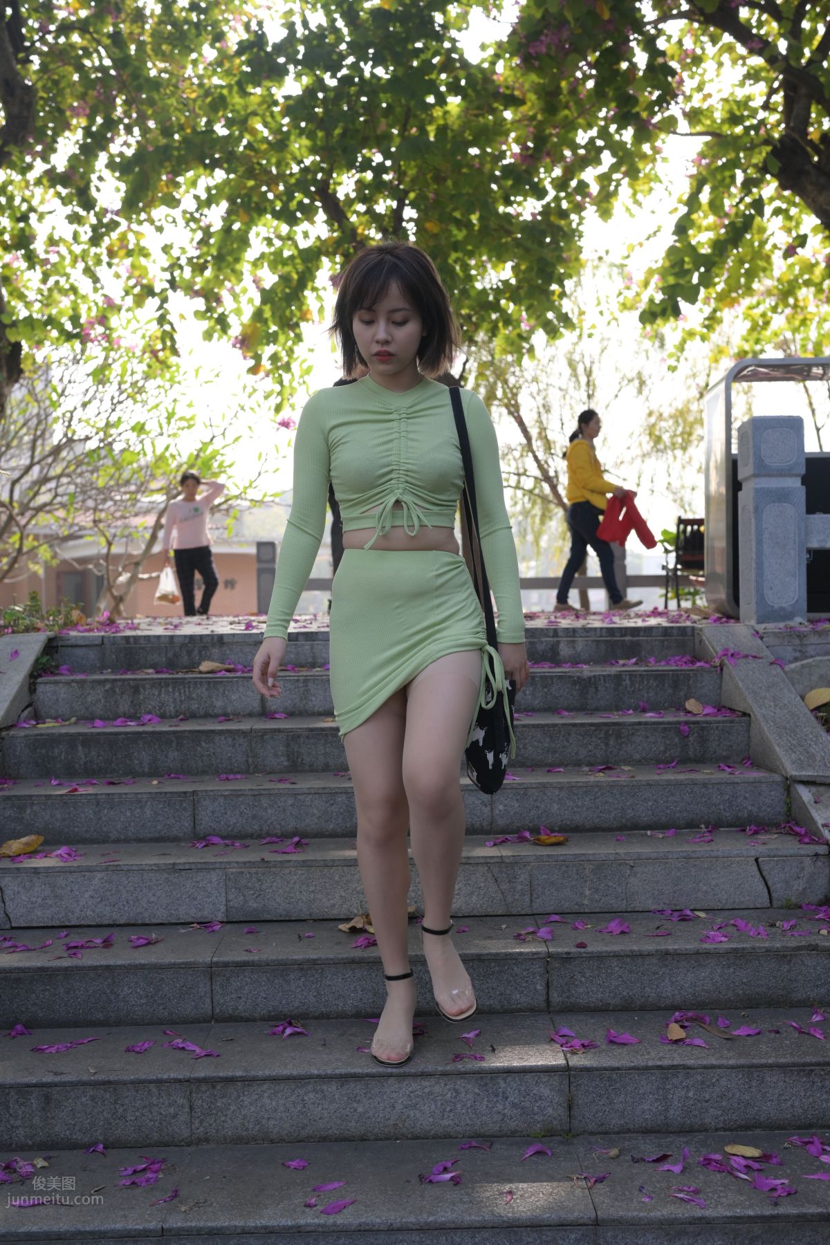 [魔鏡街拍] 083 SM_0007程生街拍 微胖的美女肉絲襪美腳特寫太性感 114