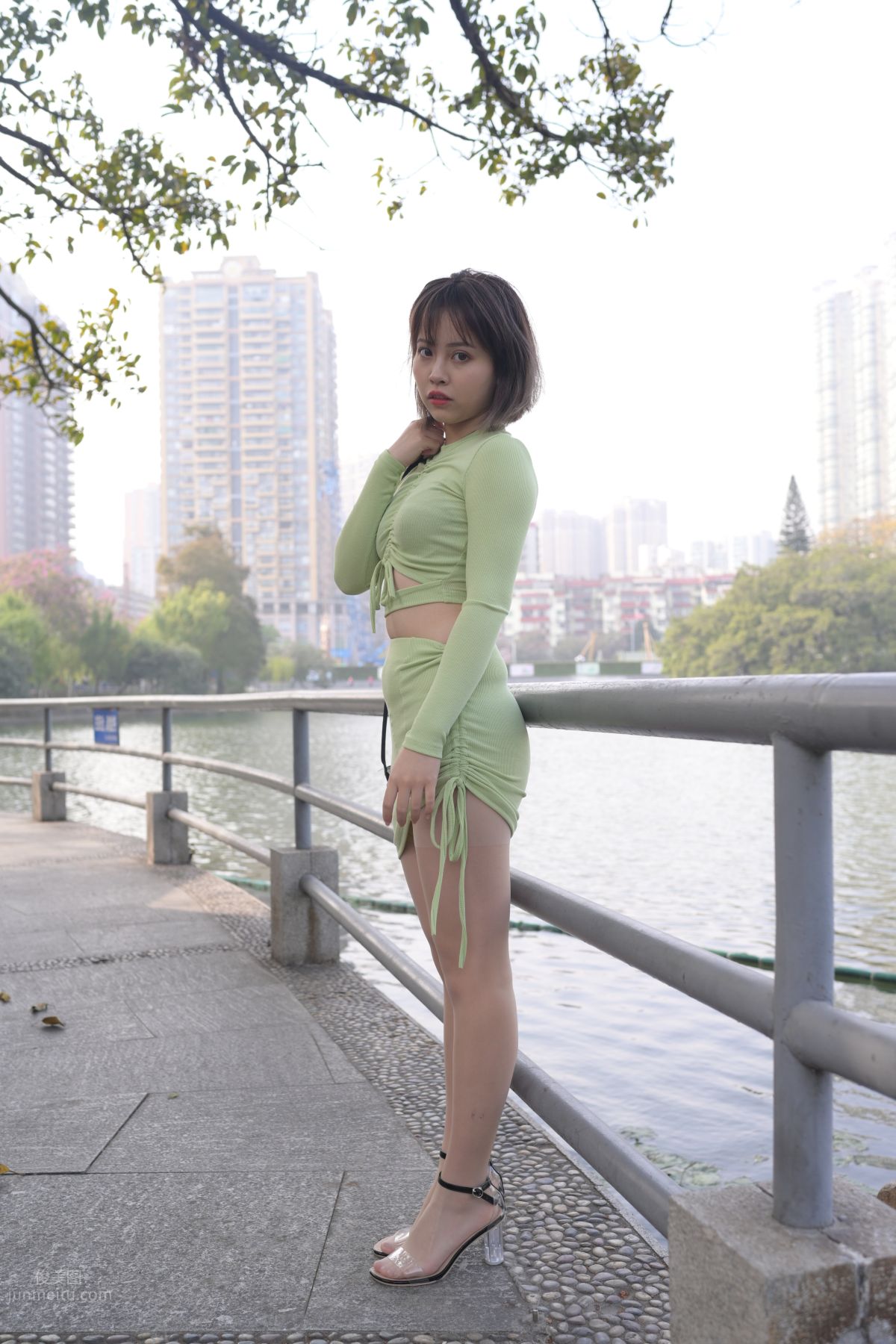[魔鏡街拍] 083 SM_0007程生街拍 微胖的美女肉絲襪美腳特寫太性感 141