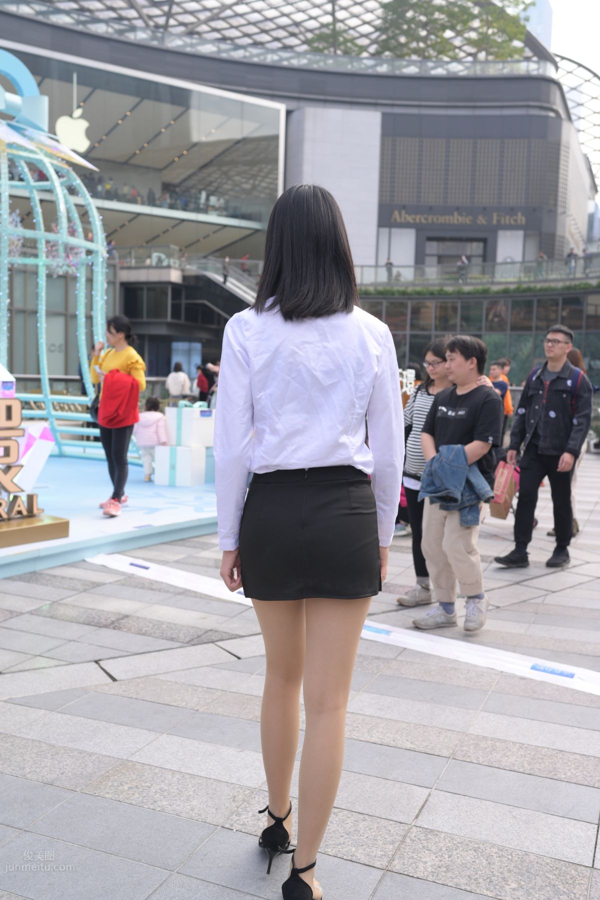 [魔鏡街拍] 084 程生街拍-商城推銷美女長腿肉絲制服 371