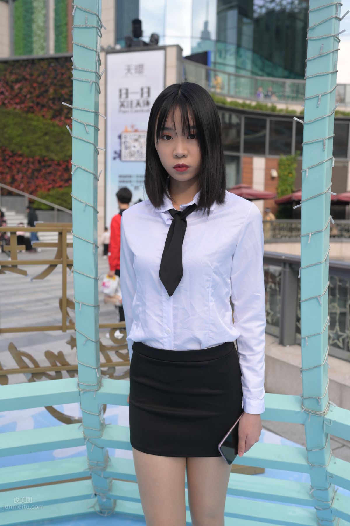 [魔鏡街拍] 084 程生街拍-商城推銷美女長腿肉絲制服 379