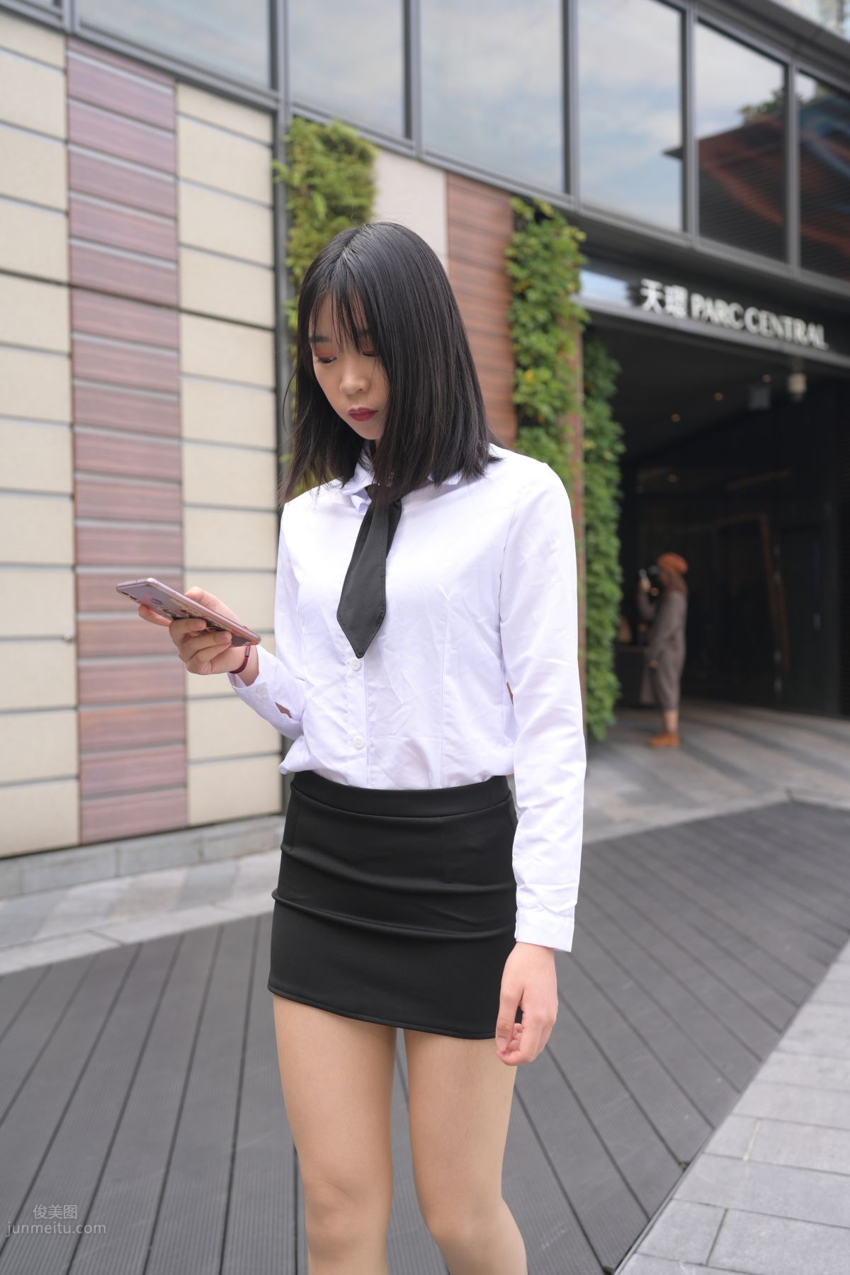 [魔鏡街拍] 084 程生街拍-商城推銷美女長腿肉絲制服 411