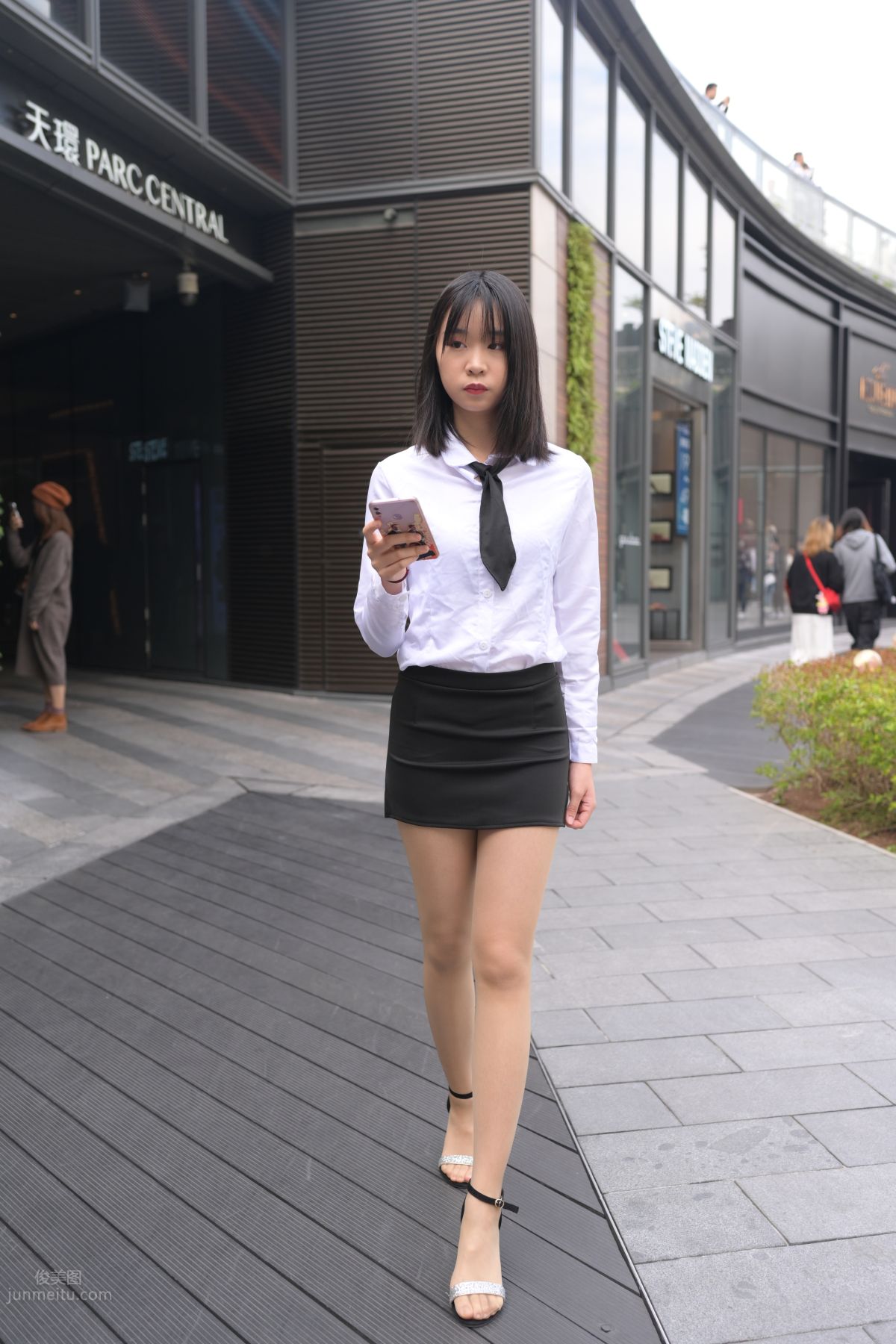 [魔鏡街拍] 084 程生街拍-商城推銷美女長腿肉絲制服 409