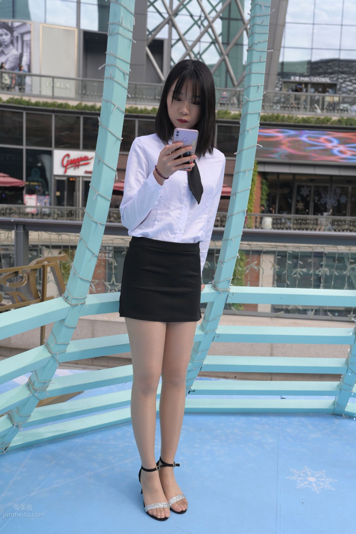 [魔鏡街拍] 084 程生街拍-商城推銷美女長腿肉絲制服 396
