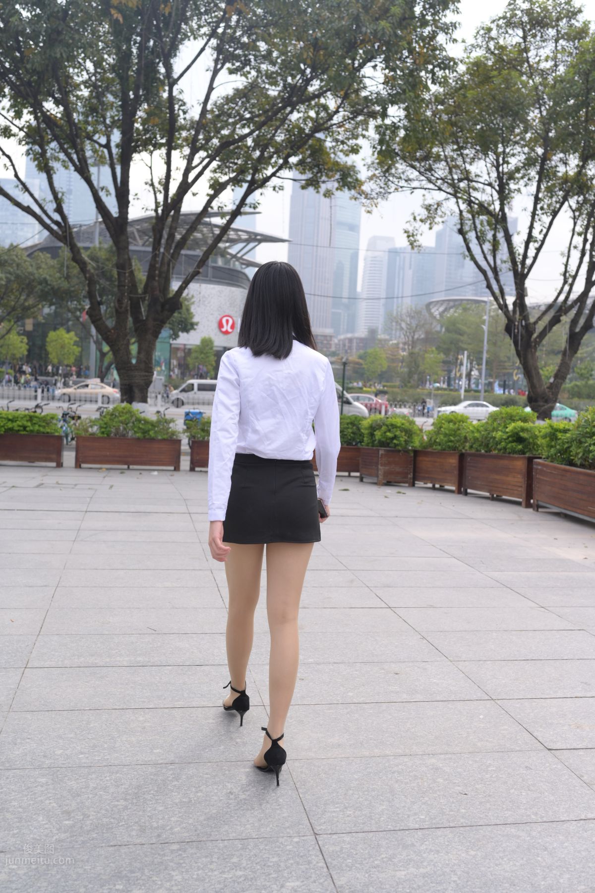 [魔鏡街拍] 084 程生街拍-商城推銷美女長腿肉絲制服 287