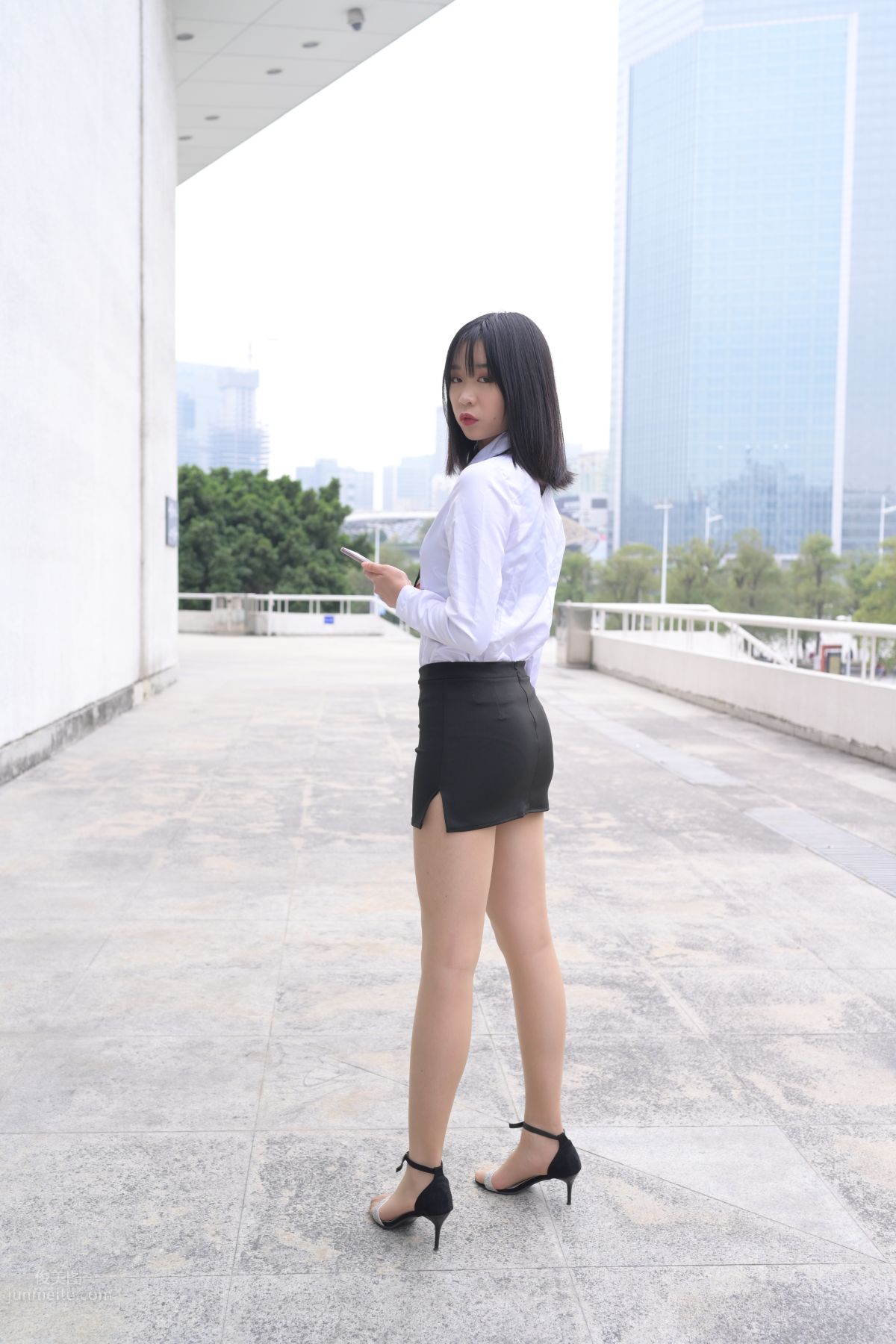 [魔鏡街拍] 084 程生街拍-商城推銷美女長腿肉絲制服 39
