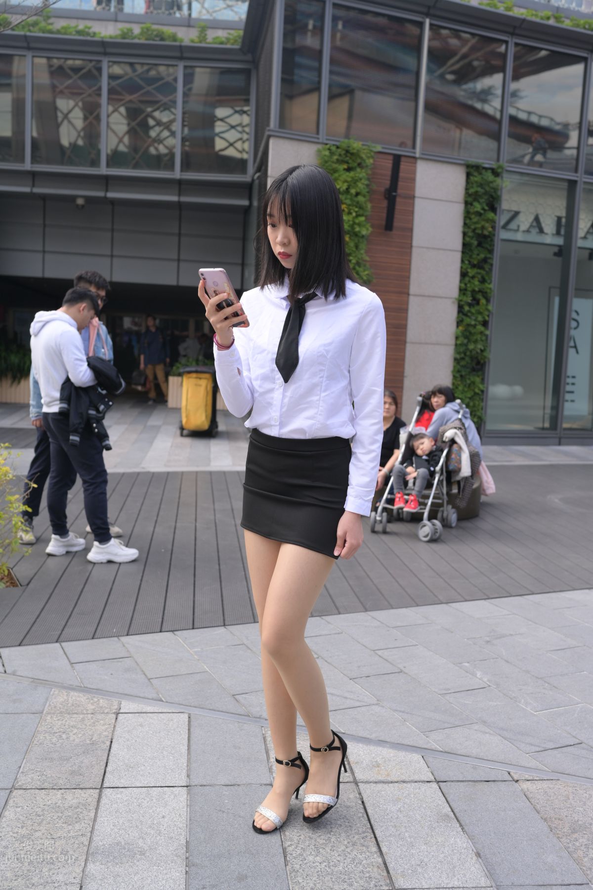 [魔鏡街拍] 084 程生街拍-商城推銷美女長腿肉絲制服 358