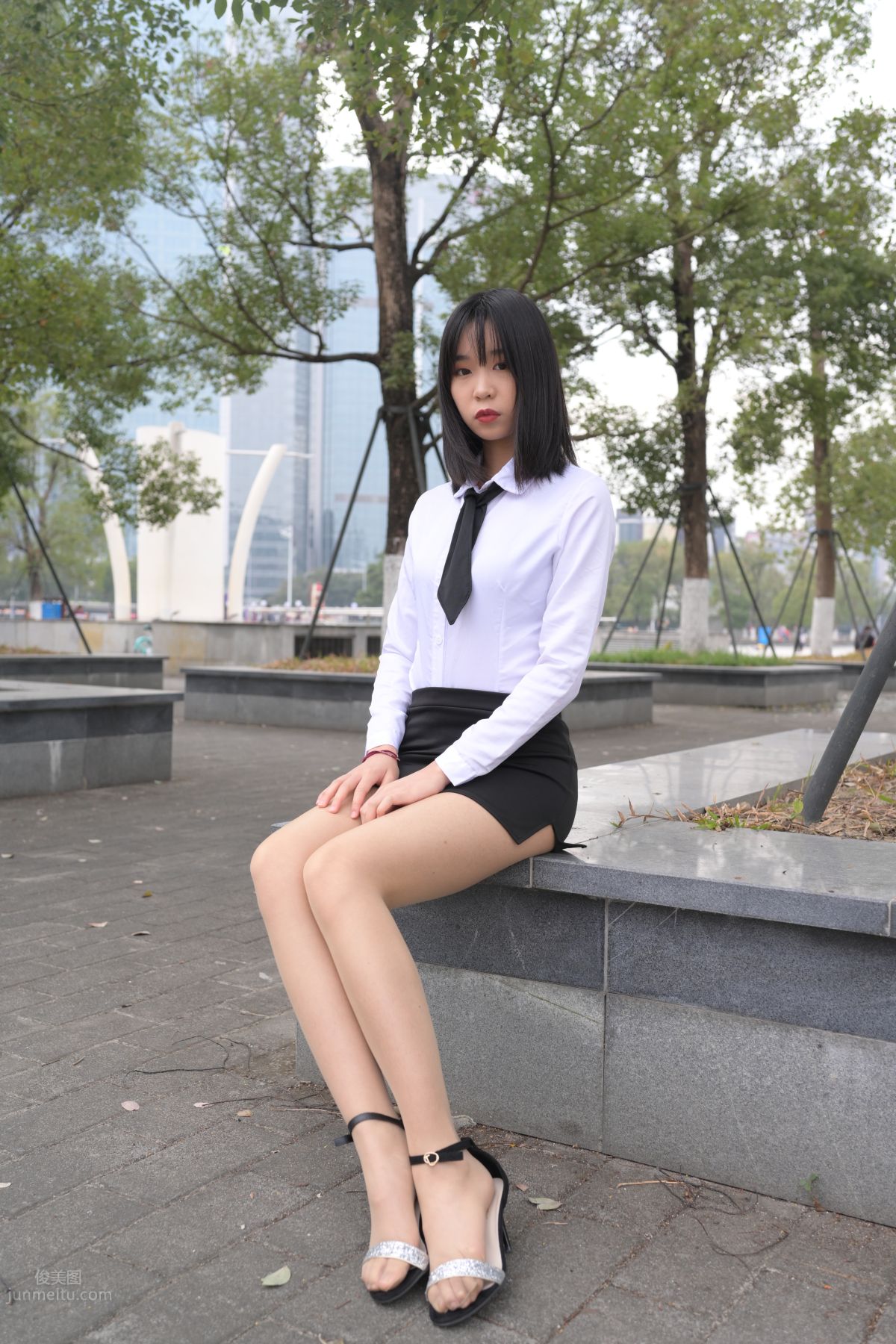 [魔鏡街拍] 084 程生街拍-商城推銷美女長腿肉絲制服 170