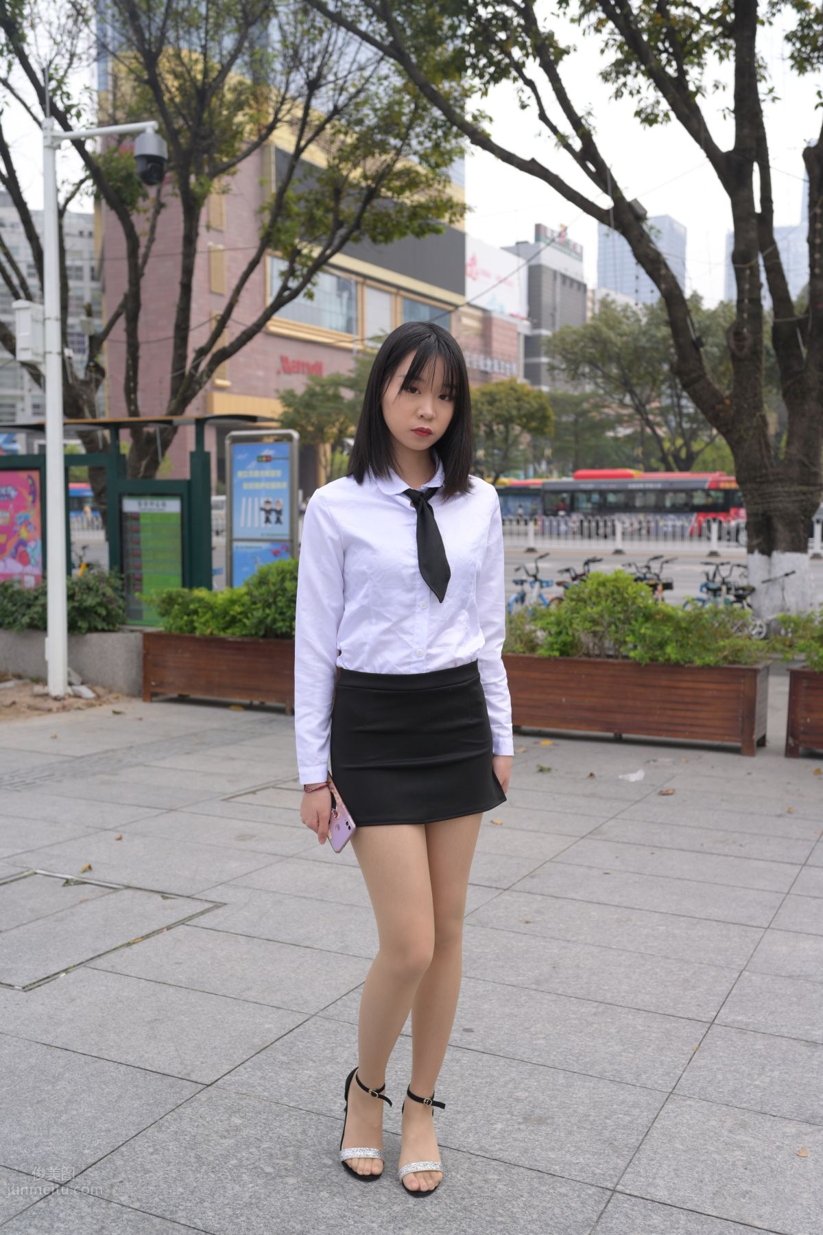 [魔鏡街拍] 084 程生街拍-商城推銷美女長腿肉絲制服 303