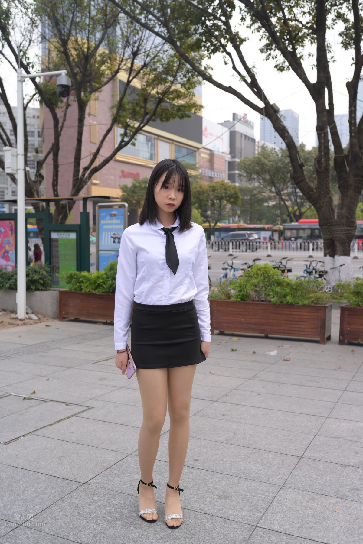 [魔鏡街拍] 084 程生街拍-商城推銷美女長腿肉絲制服 302