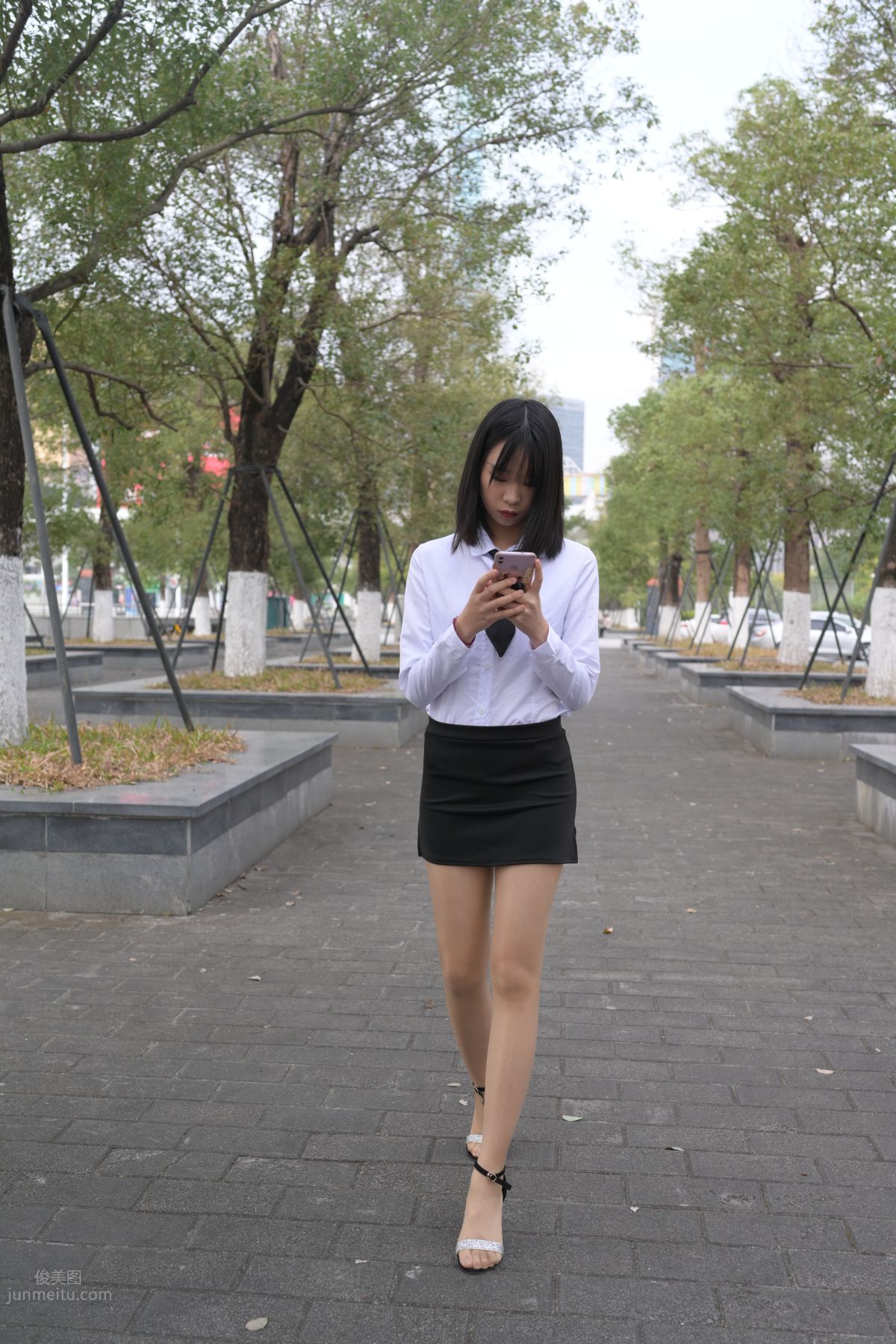 [魔鏡街拍] 084 程生街拍-商城推銷美女長腿肉絲制服 246