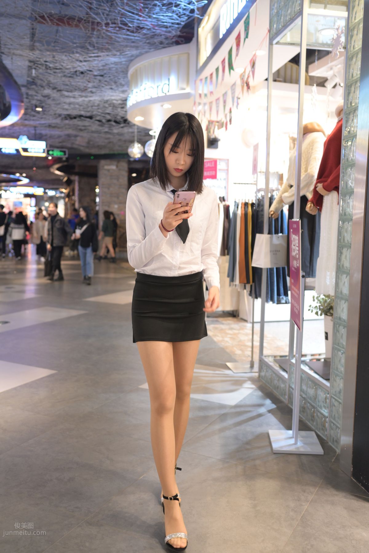 [魔鏡街拍] 084 程生街拍-商城推銷美女長腿肉絲制服 326