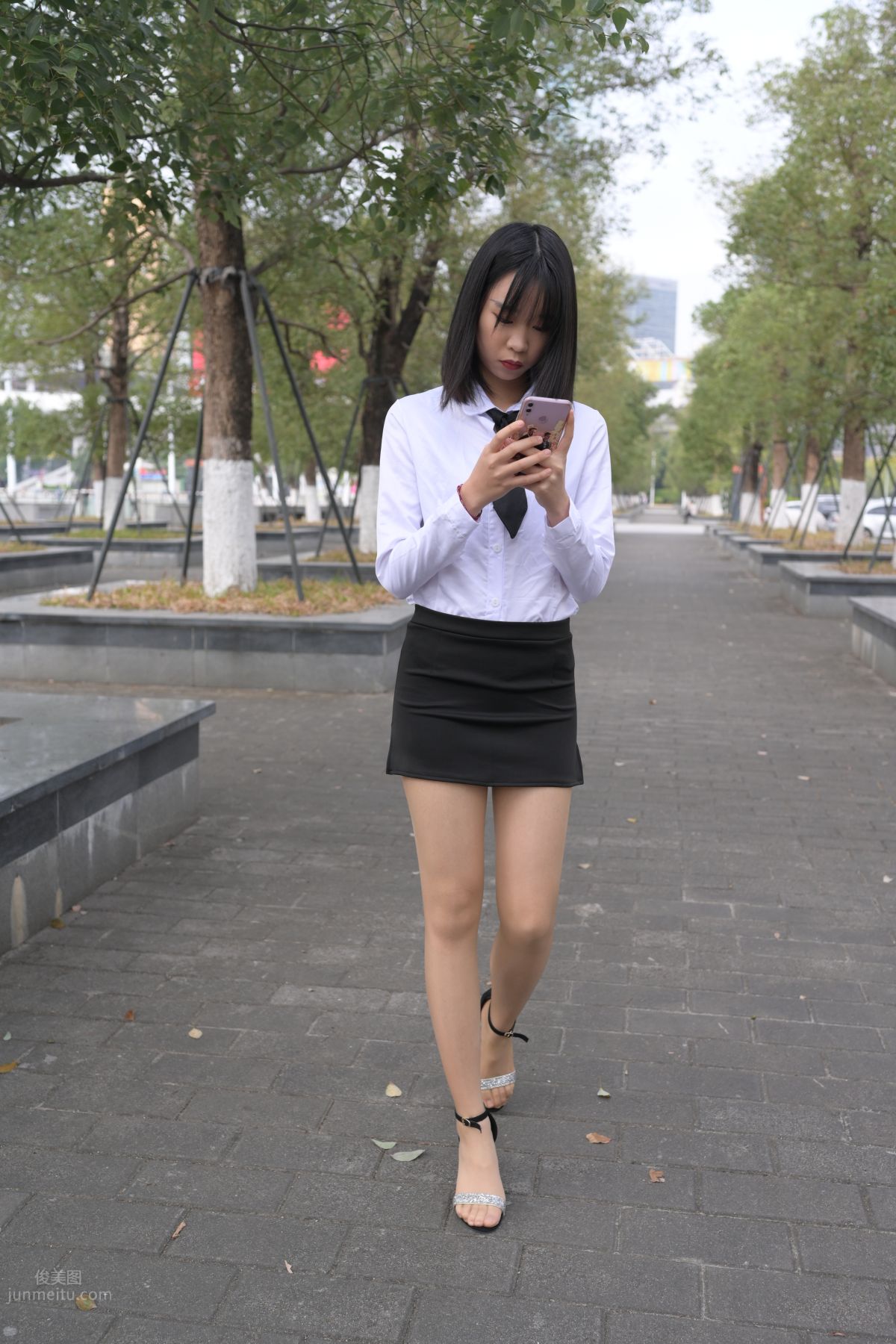 [魔鏡街拍] 084 程生街拍-商城推銷美女長腿肉絲制服 252