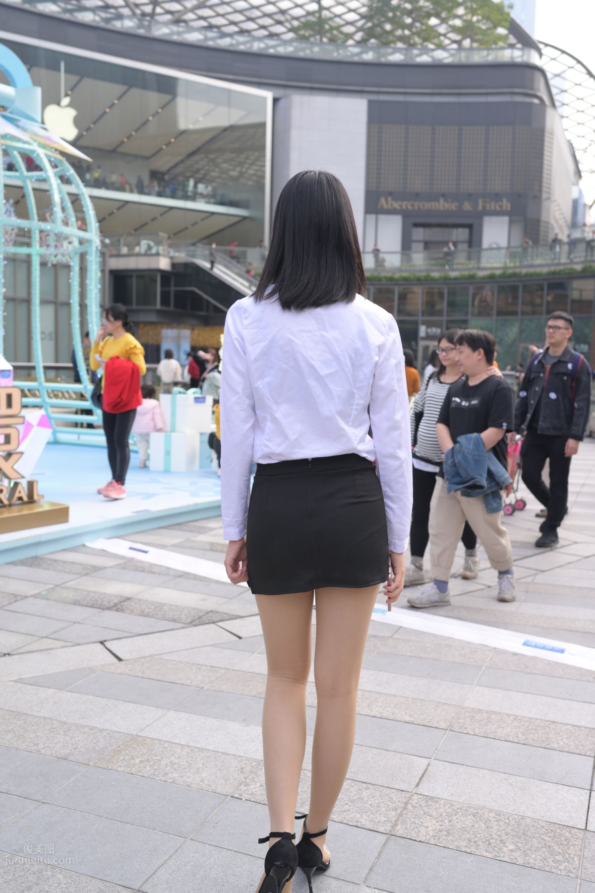 [魔鏡街拍] 084 程生街拍-商城推銷美女長腿肉絲制服 370