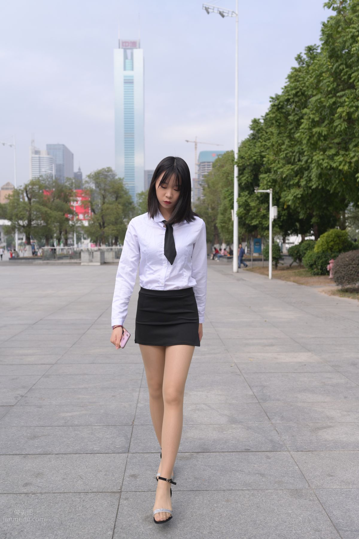 [魔鏡街拍] 084 程生街拍-商城推銷美女長腿肉絲制服 266