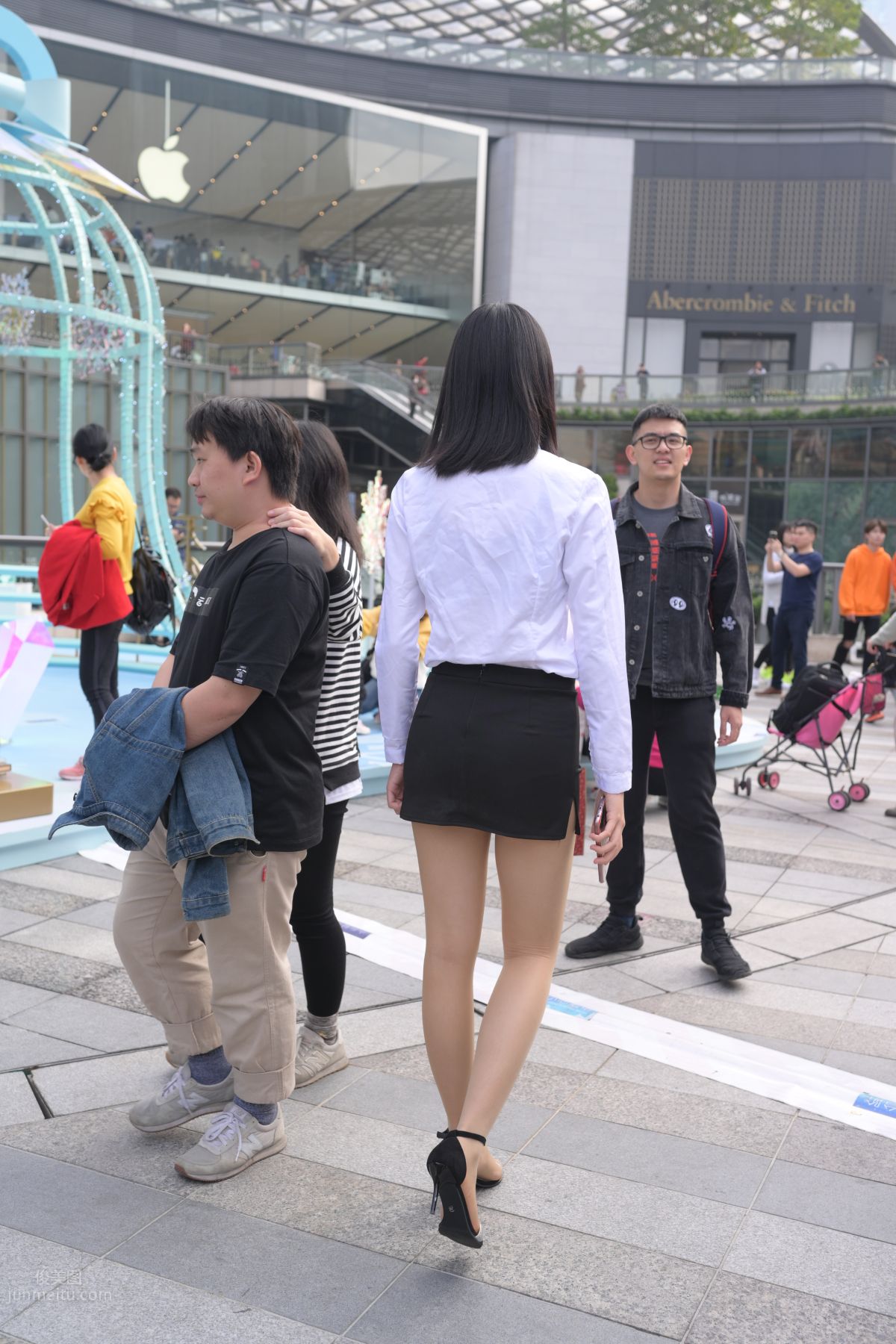 [魔鏡街拍] 084 程生街拍-商城推銷美女長腿肉絲制服 374