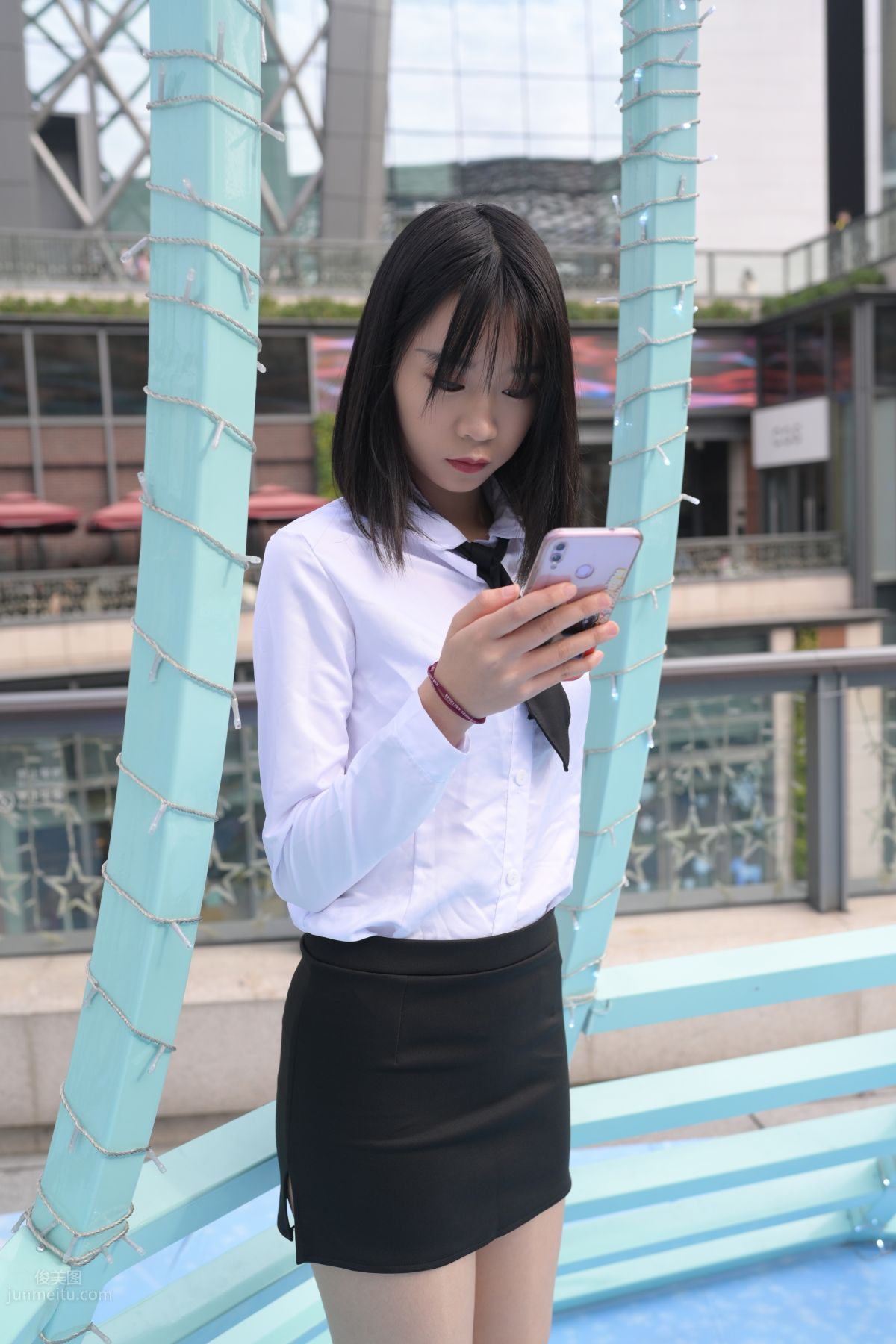 [魔鏡街拍] 084 程生街拍-商城推銷美女長腿肉絲制服 399