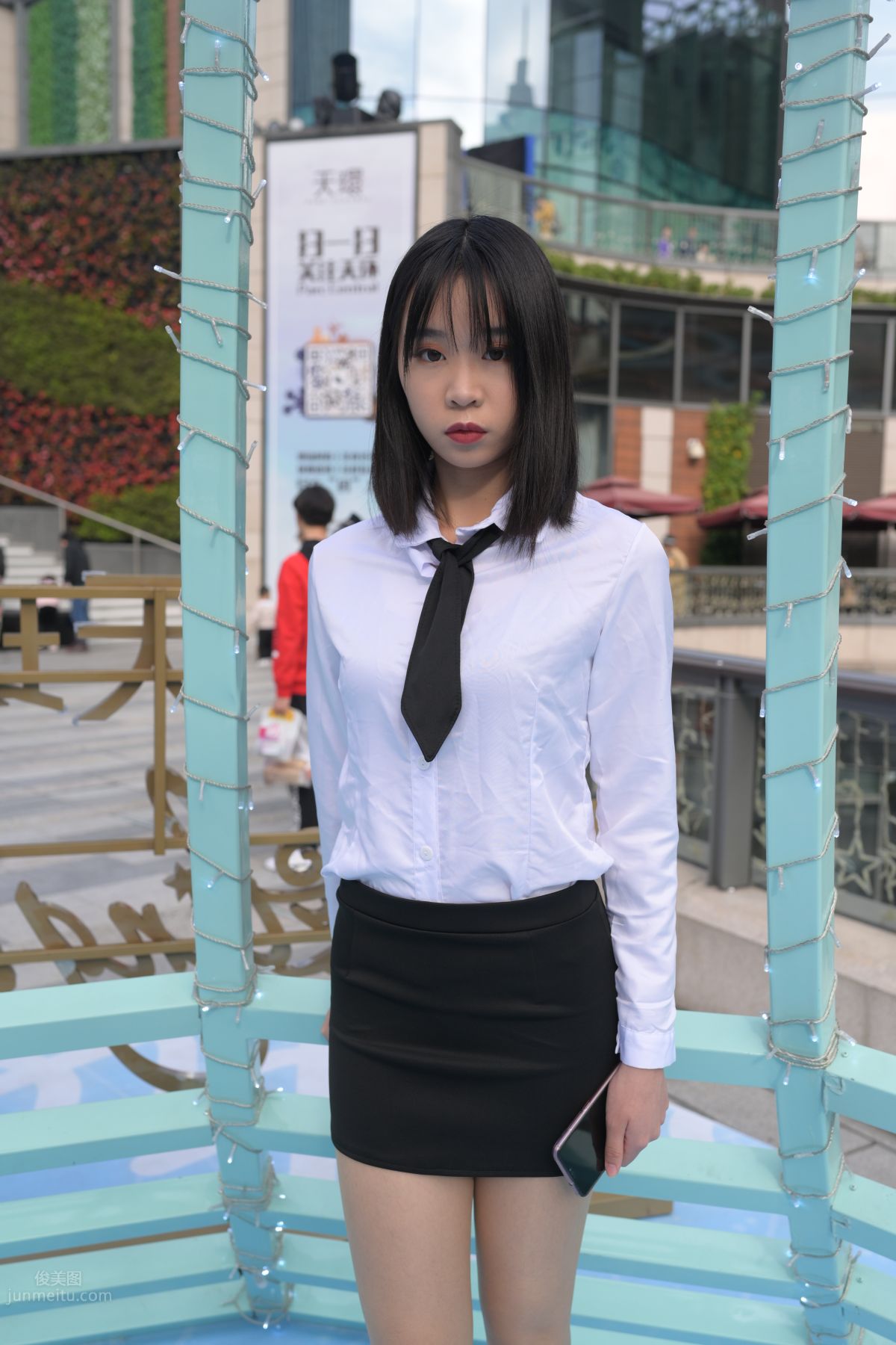 [魔鏡街拍] 084 程生街拍-商城推銷美女長腿肉絲制服 380