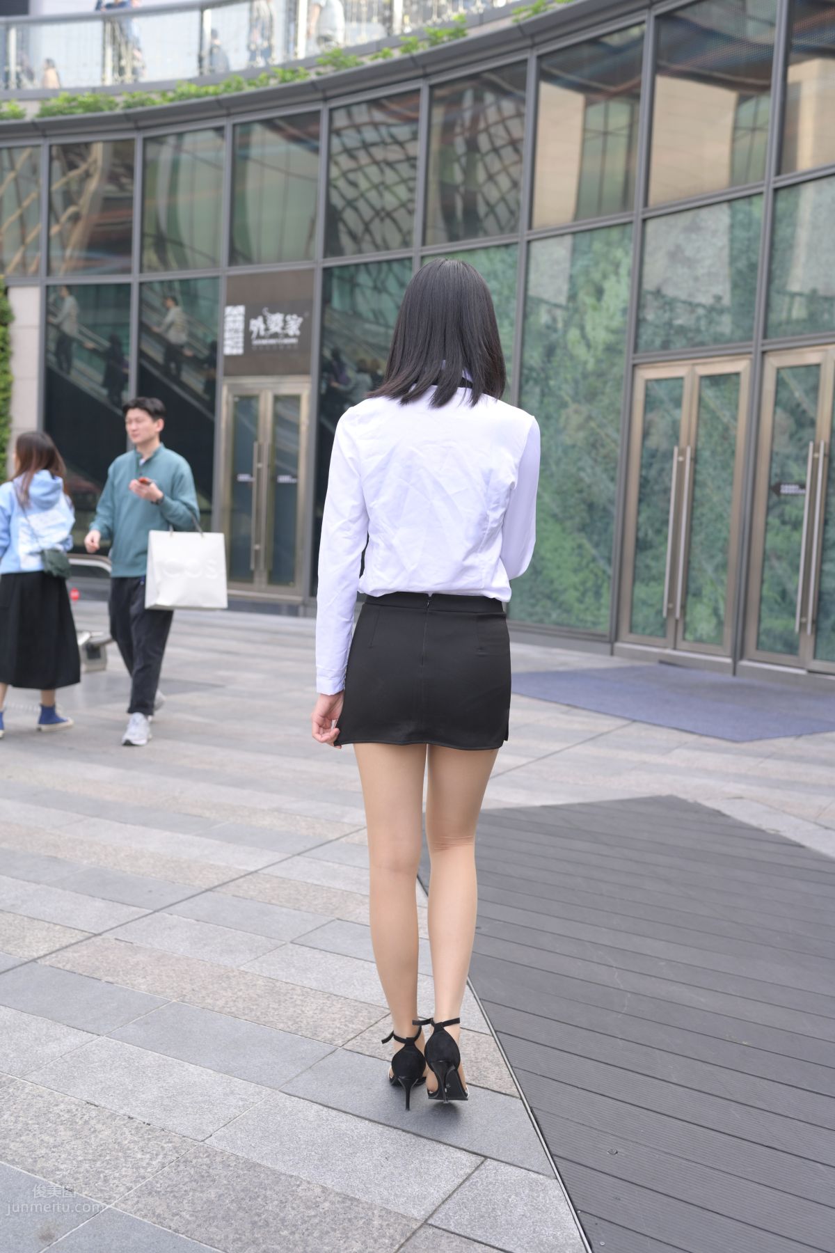 [魔鏡街拍] 084 程生街拍-商城推銷美女長腿肉絲制服 417
