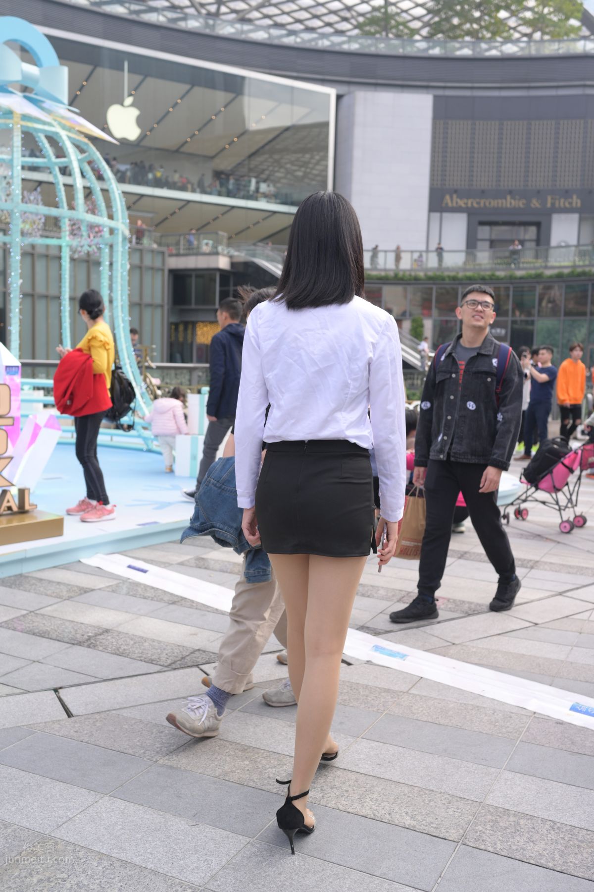[魔鏡街拍] 084 程生街拍-商城推銷美女長腿肉絲制服 373
