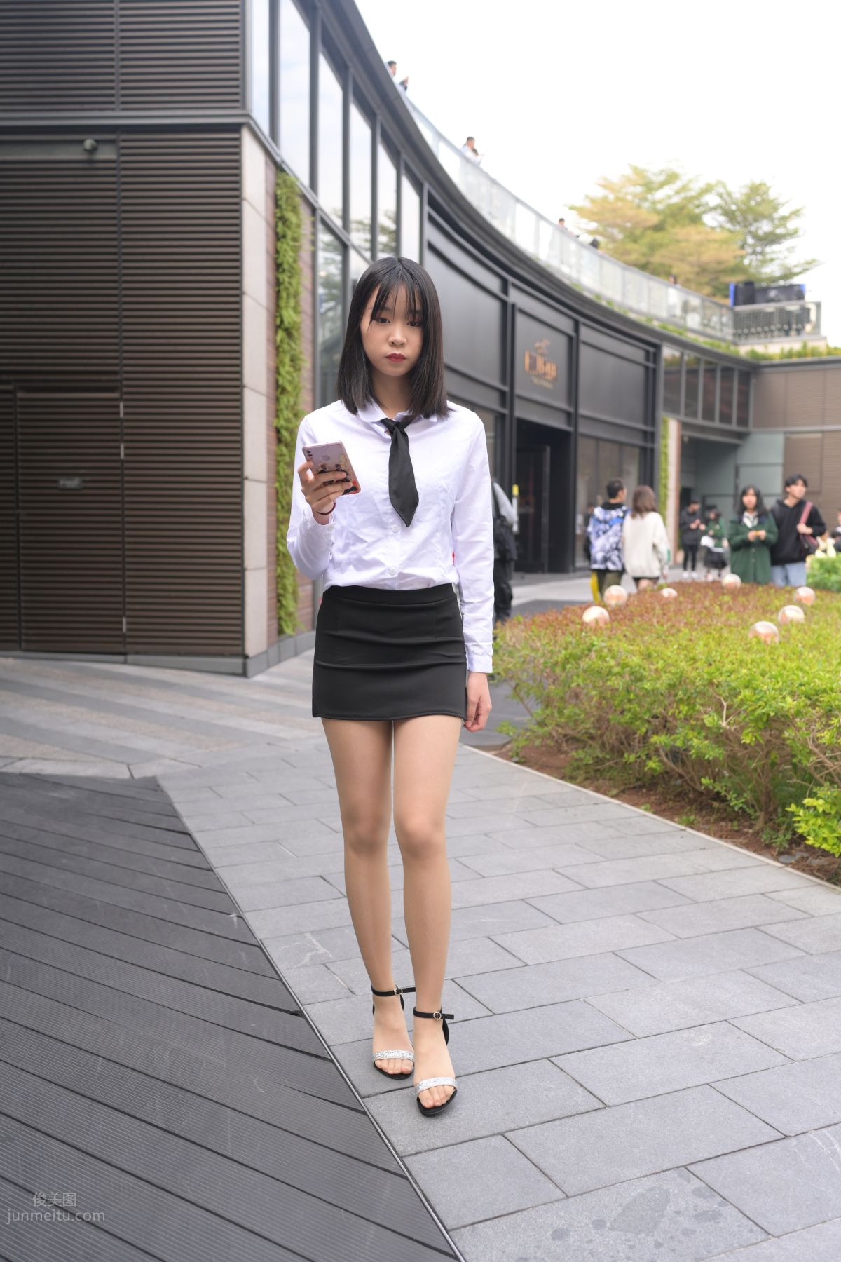 [魔鏡街拍] 084 程生街拍-商城推銷美女長腿肉絲制服 406