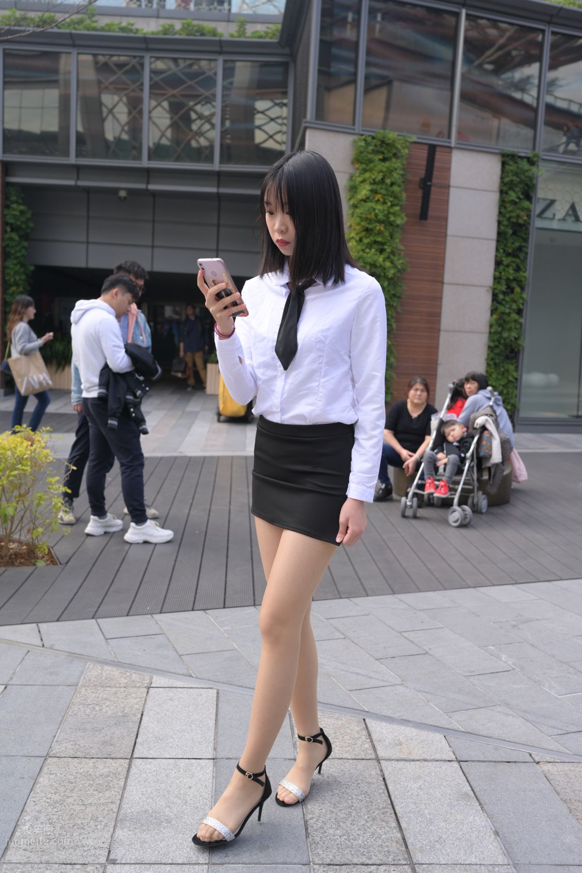 [魔鏡街拍] 084 程生街拍-商城推銷美女長腿肉絲制服 359