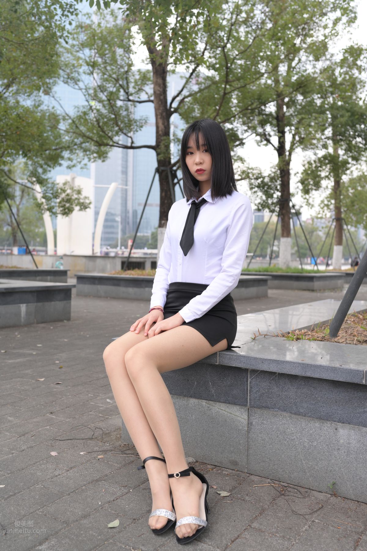 [魔鏡街拍] 084 程生街拍-商城推銷美女長腿肉絲制服 171