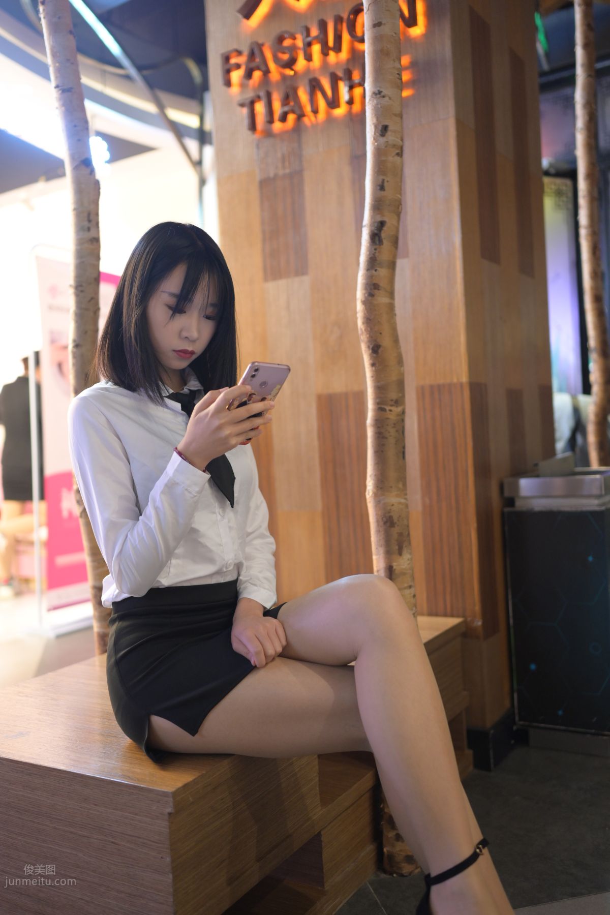 [魔鏡街拍] 084 程生街拍-商城推銷美女長腿肉絲制服 339