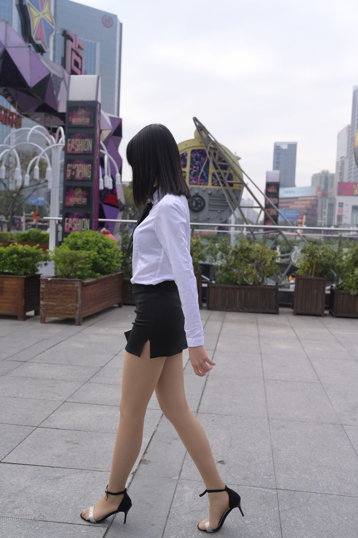 [魔鏡街拍] 084 程生街拍-商城推銷美女長腿肉絲制服 284